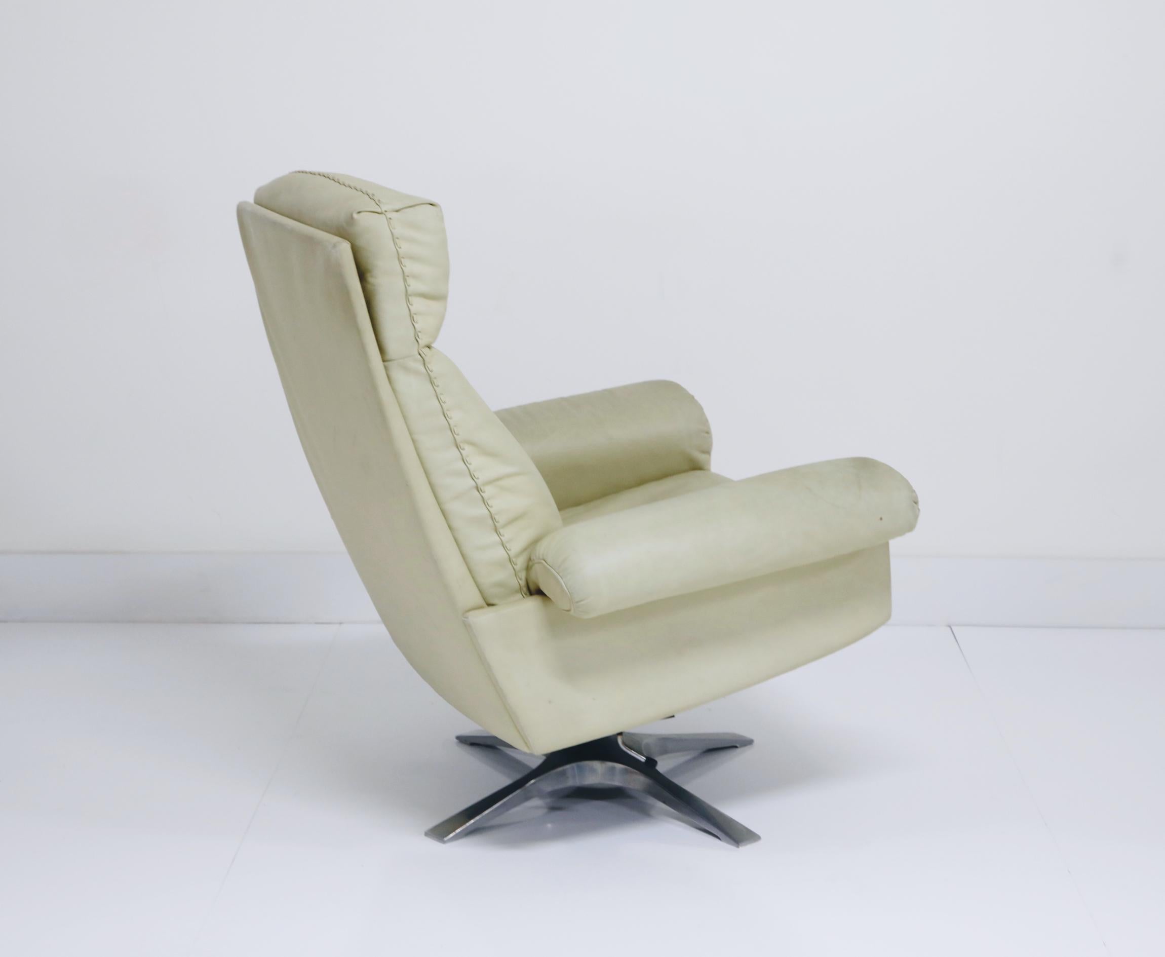 Swiss De Sede DS31 Off-White Leather Executive Swivel Lounge Armchair with Tilt, 1970s
