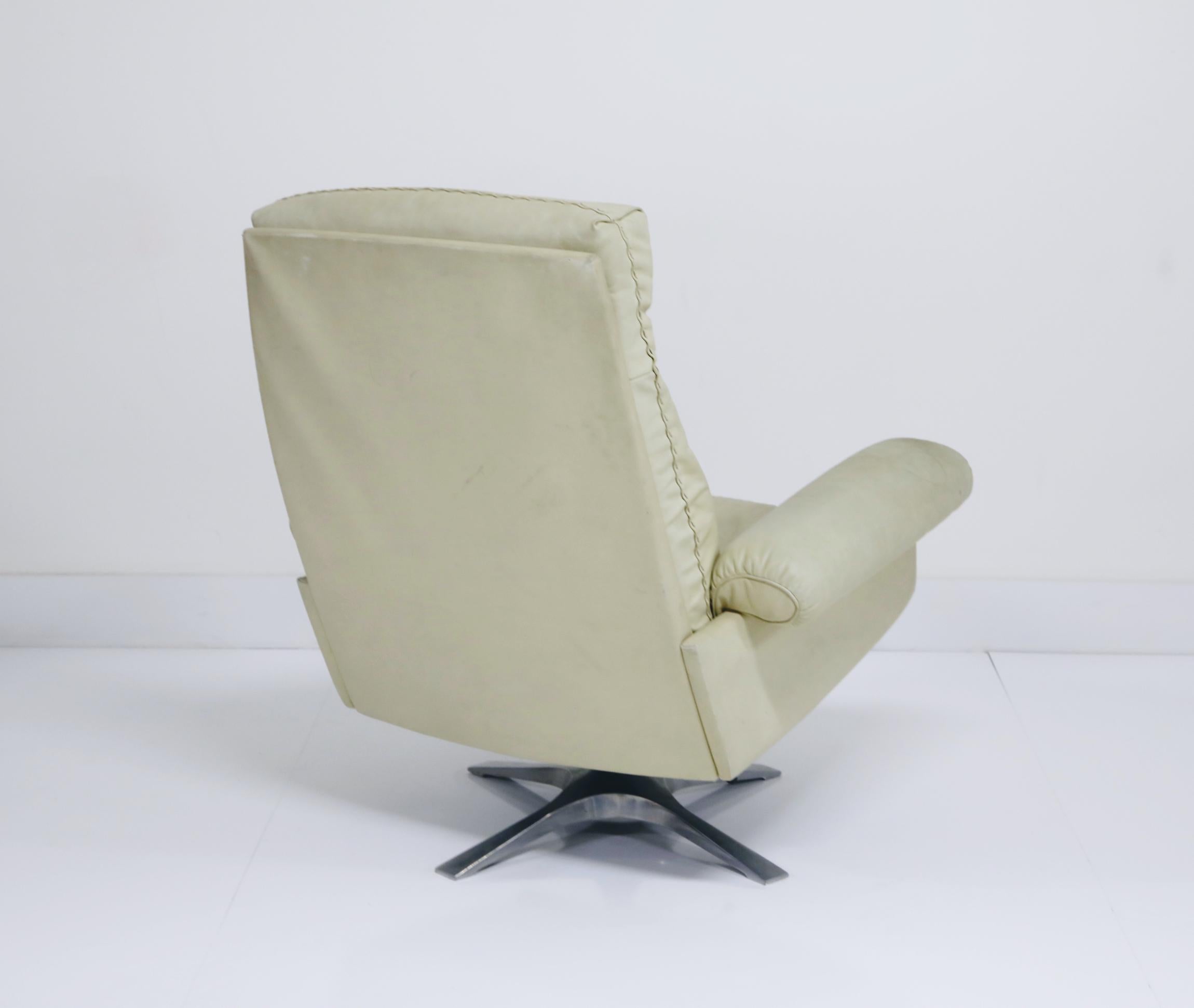De Sede DS31 Off-White Leather Executive Swivel Lounge Armchair with Tilt, 1970s In Good Condition In Los Angeles, CA
