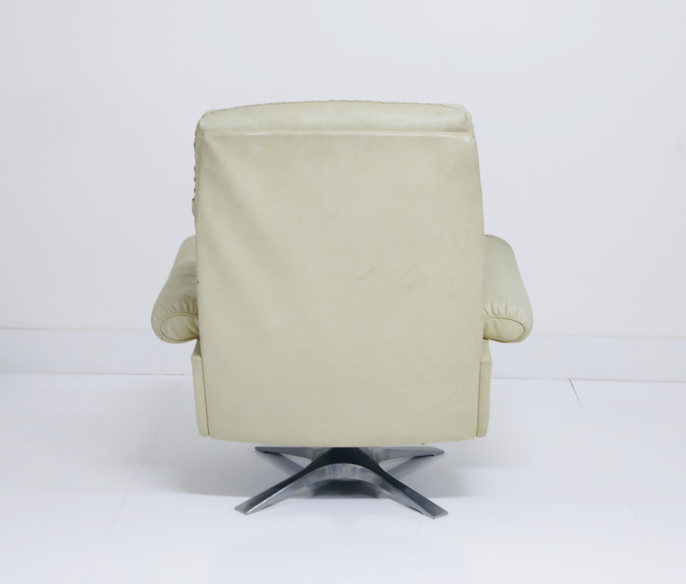 Late 20th Century De Sede DS31 Off-White Leather Executive Swivel Lounge Armchair with Tilt, 1970s