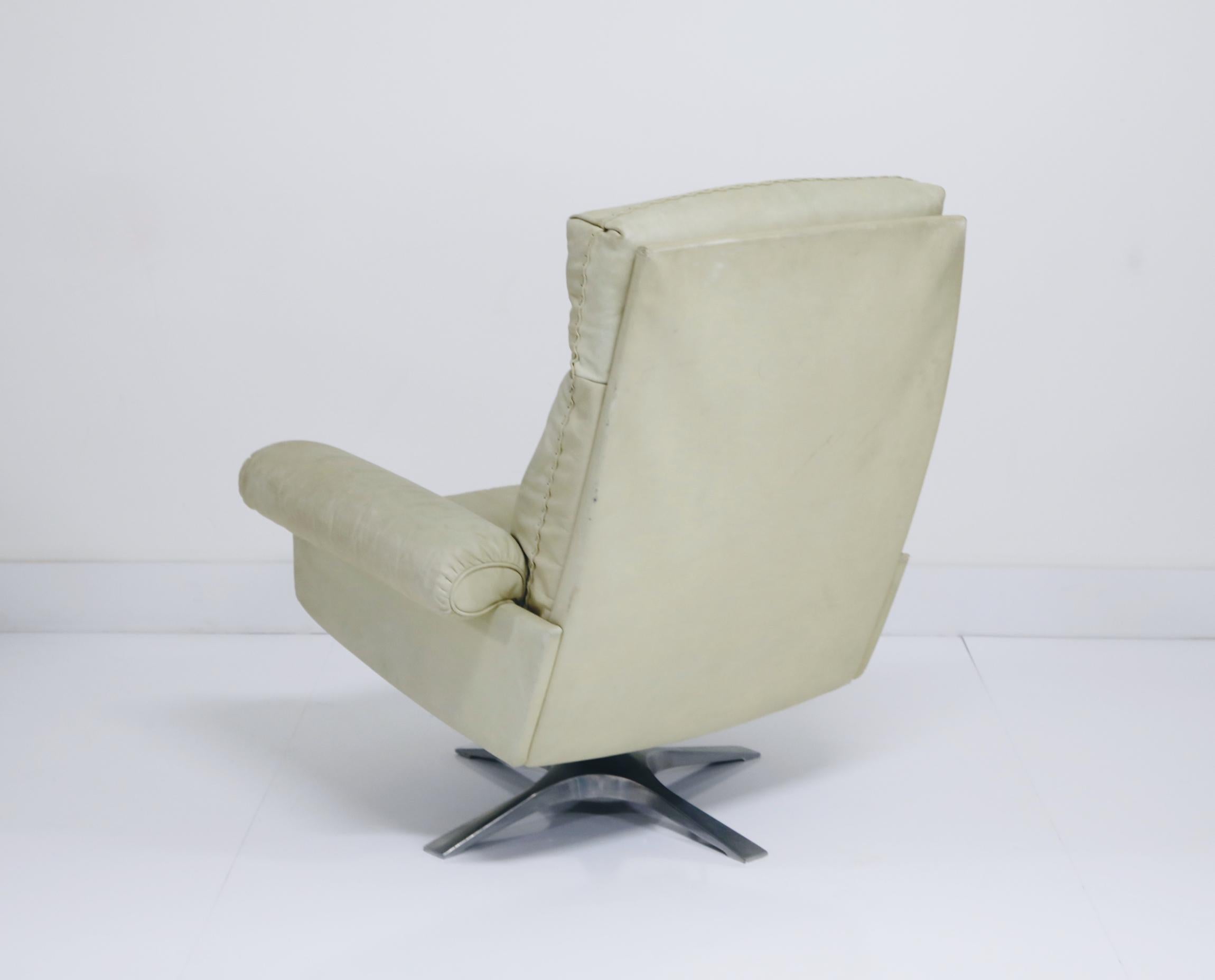 De Sede DS31 Off-White Leather Executive Swivel Lounge Armchair with Tilt, 1970s 1