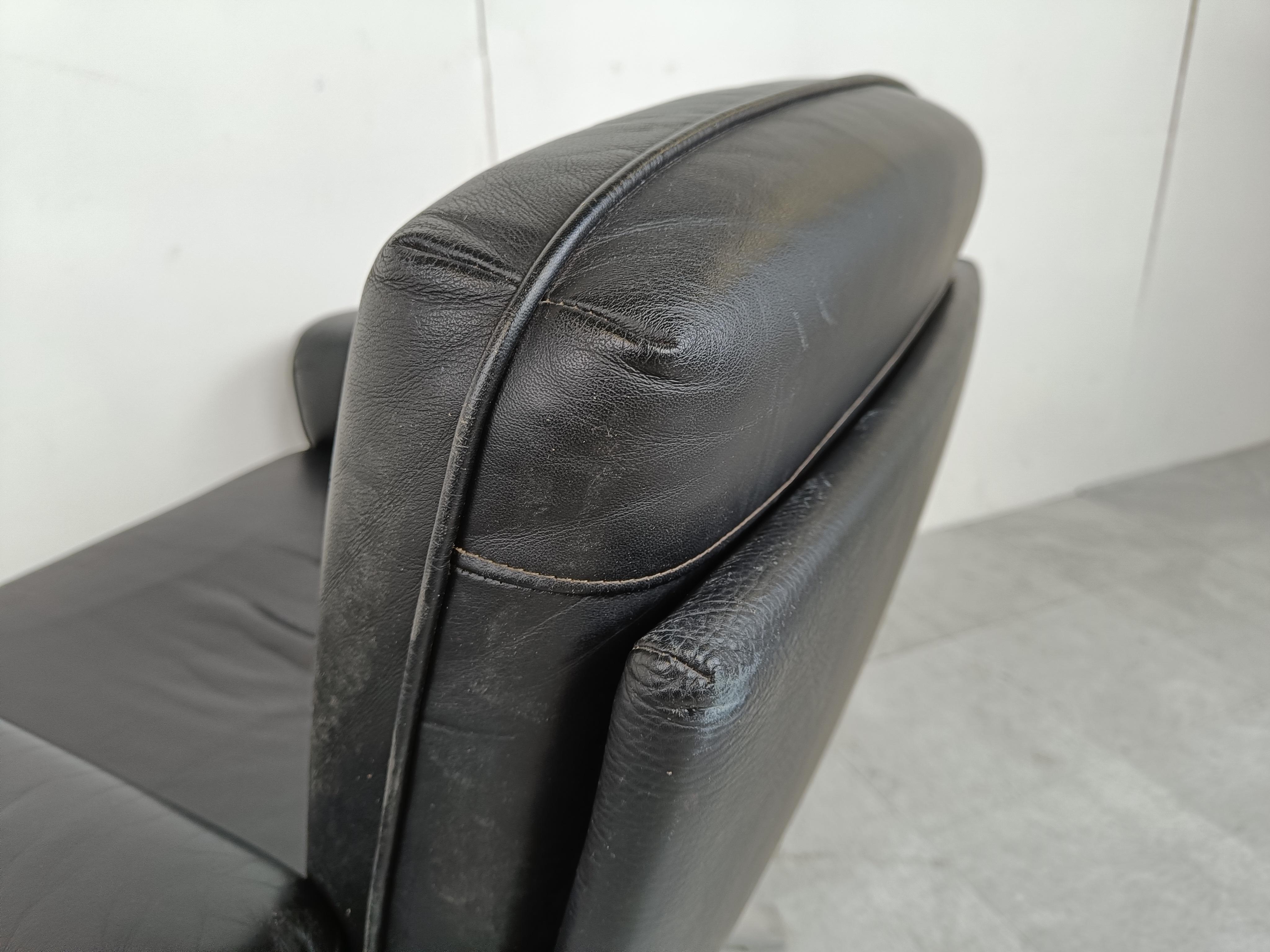 Black leather swivel chairs by de Sede model DS31.

One of our personal favorites from De Sede.

Well designed polished aluminum legs and strong black leather upholstery.

The chairs are very comfortable.

Good overall condition with normal