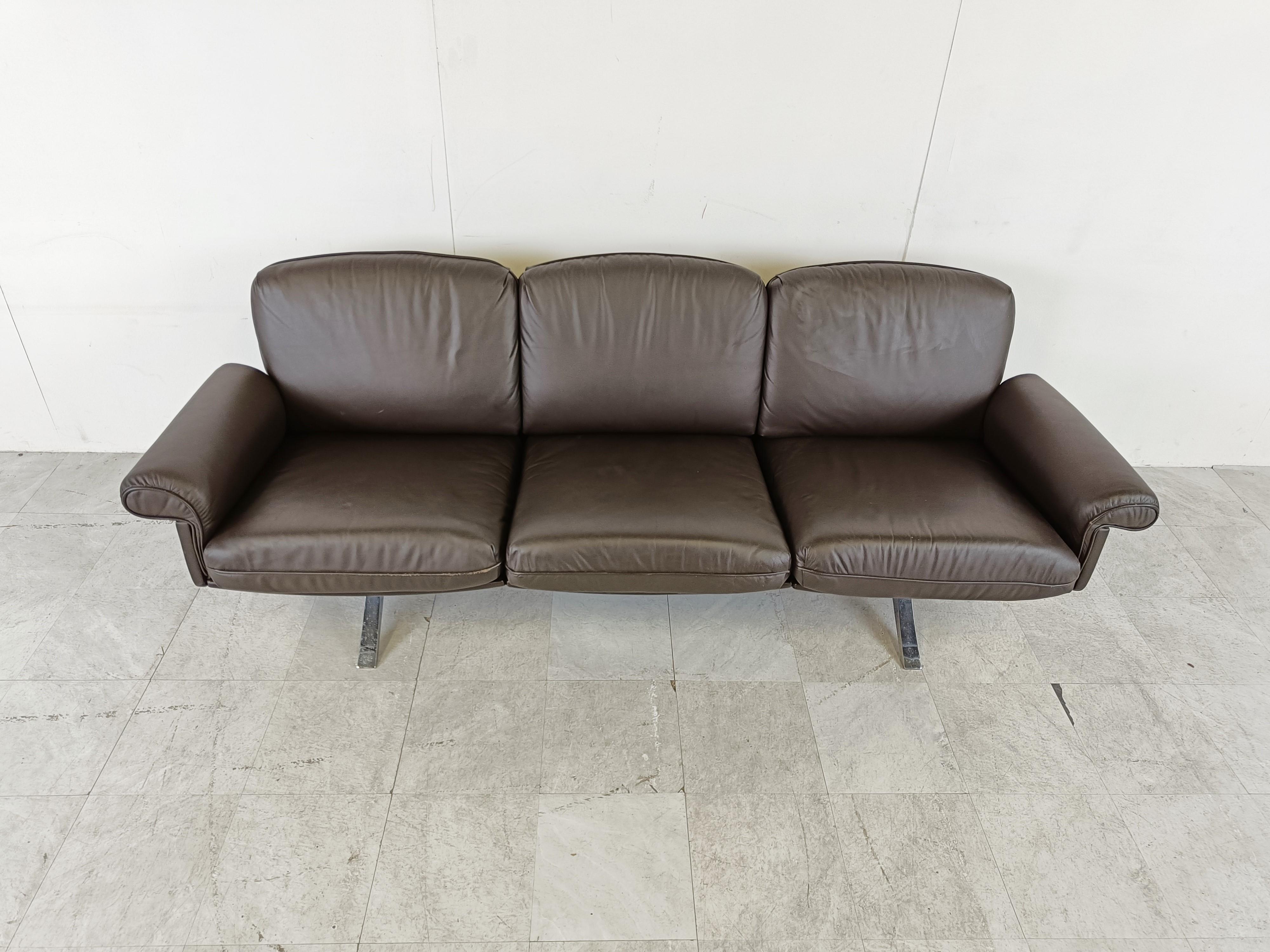 Beautiful dark brown leather sofa model DS31 designed and produced by De Sede.

One of our personal favorites from De Sede.

Well designed polished aluminum legs.

The sofa has been reupholstered in dark brown leather. 

Good condition,