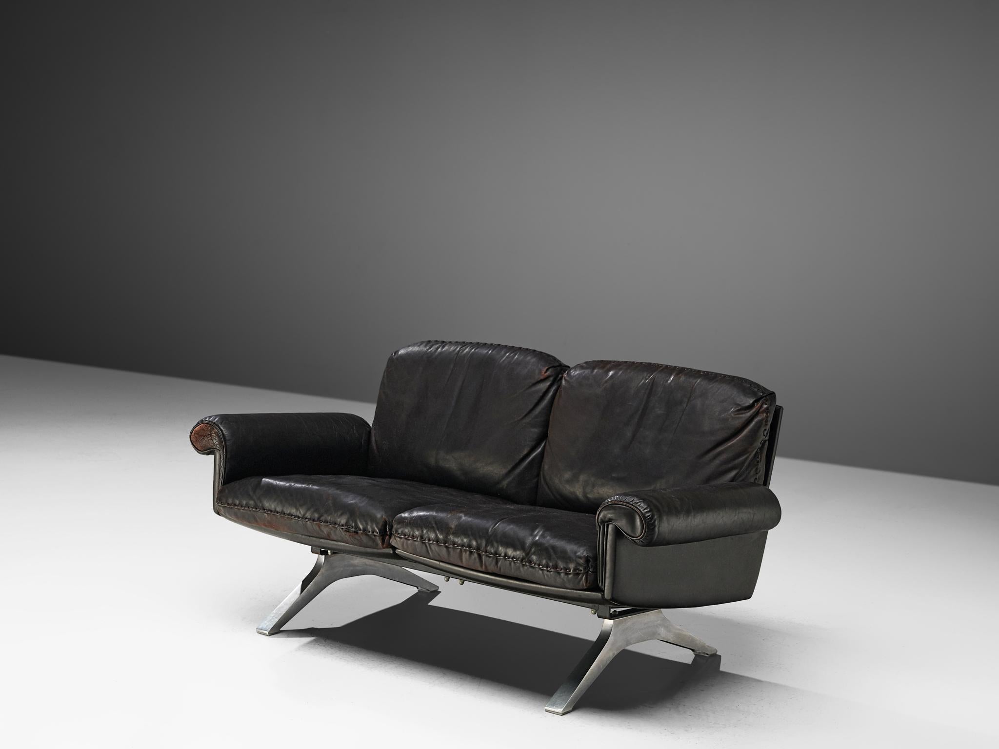 De Sede, 'DS31' settee, leather and steel, Switzerland, 1970s.

Highly comfortable DS31 two-seat sofa in chocolate brown leather by De Sede. The design is simplistic, yet very modern. The tilted seat is wide with outstanding, curved armrests. The