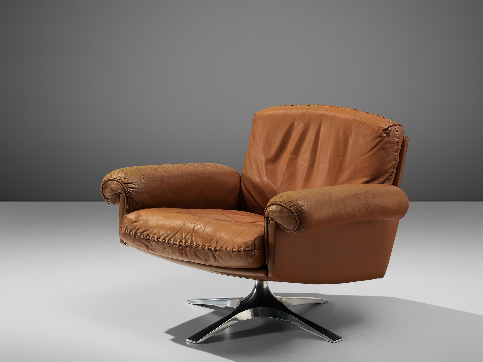 De Sede, DS31 lounge chair, leather and metal, Switzerland, 1970s

Highly comfortable DS31 swivel chair brown leather by De Sede. The design is simplistic, yet very modern. The tilted seat is wide with outstanding, curved armrests. The seat is