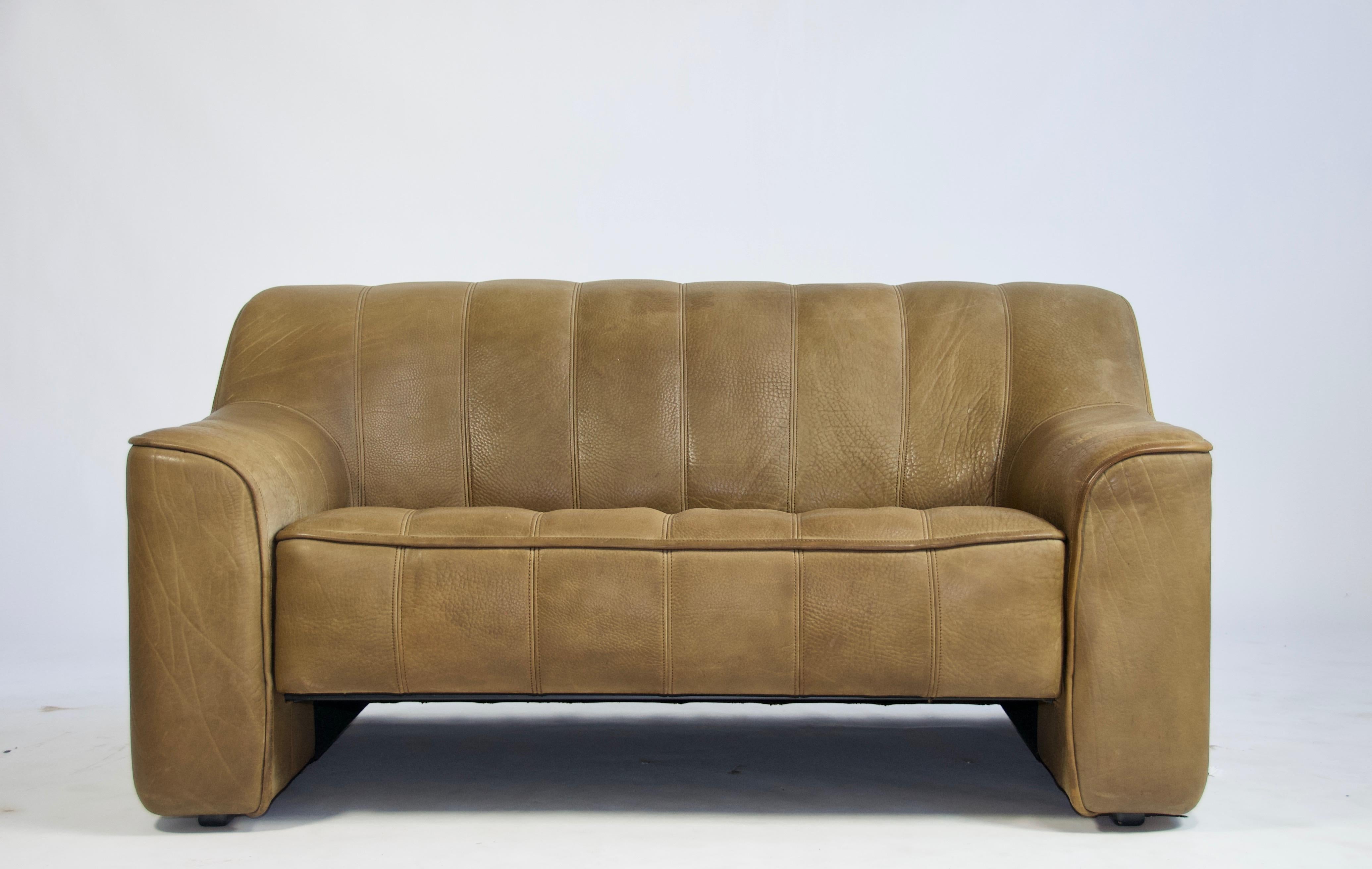 De Sede DS44 two-seat sofa. Upholstered in thick buffalo tan/brown leather. Two adjustable seat positions. Made in Switzerland.