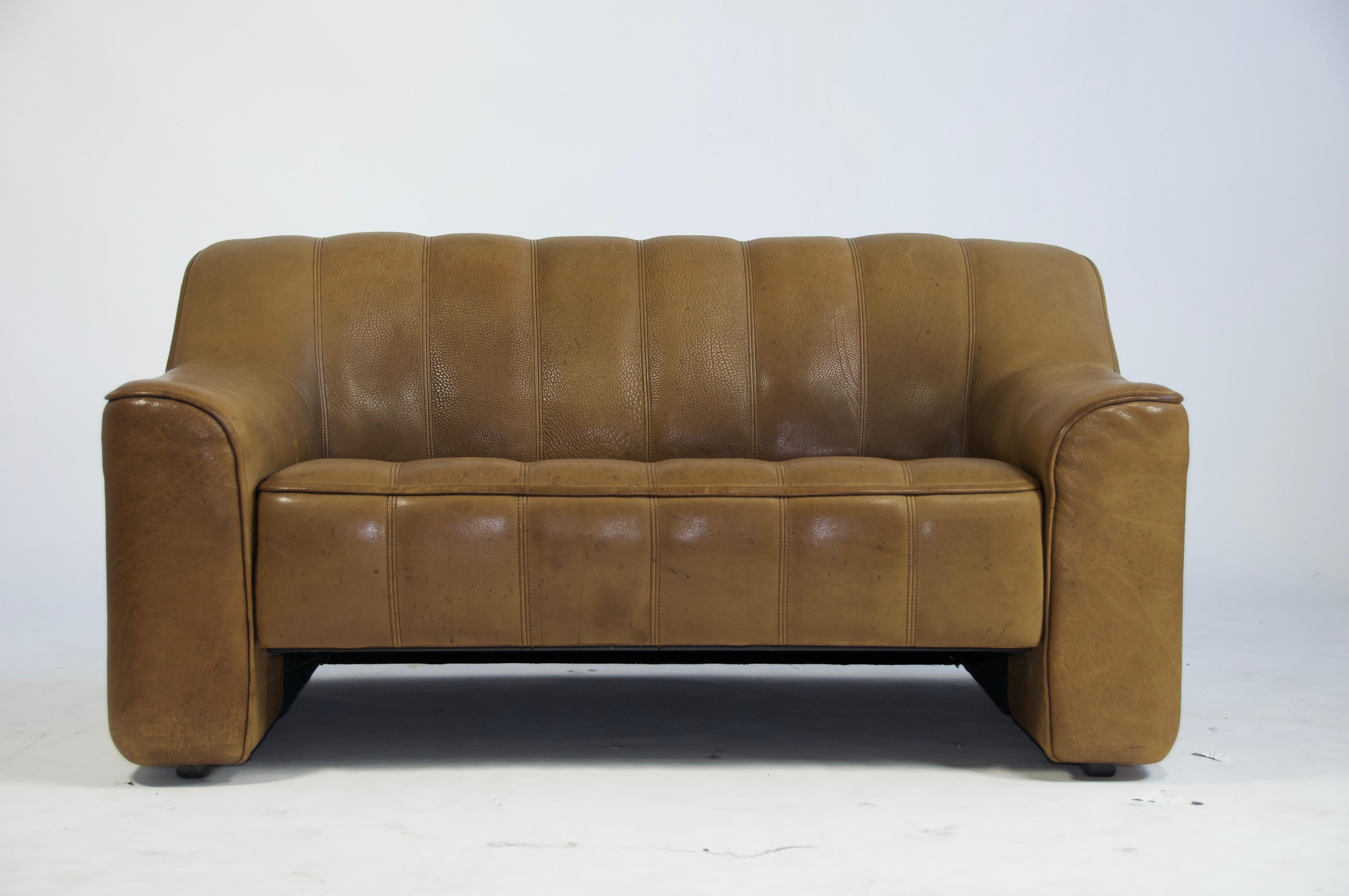 De Sede DS44 two-seat sofa. Upholstered in thick buffalo brown leather. Two adjustable seat positions. Made in Switzerland.