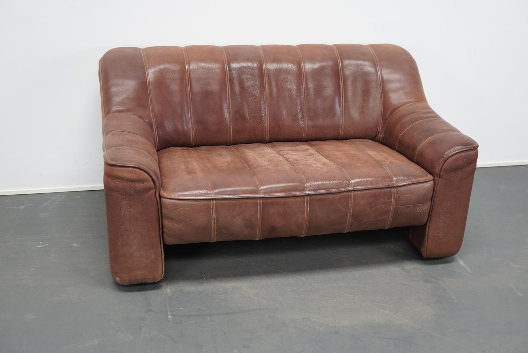 De Sede DS44 two-seat sofa. Upholstered in thick buffalo tan/brown leather. With adjustable seat position. Made in Switzerland.