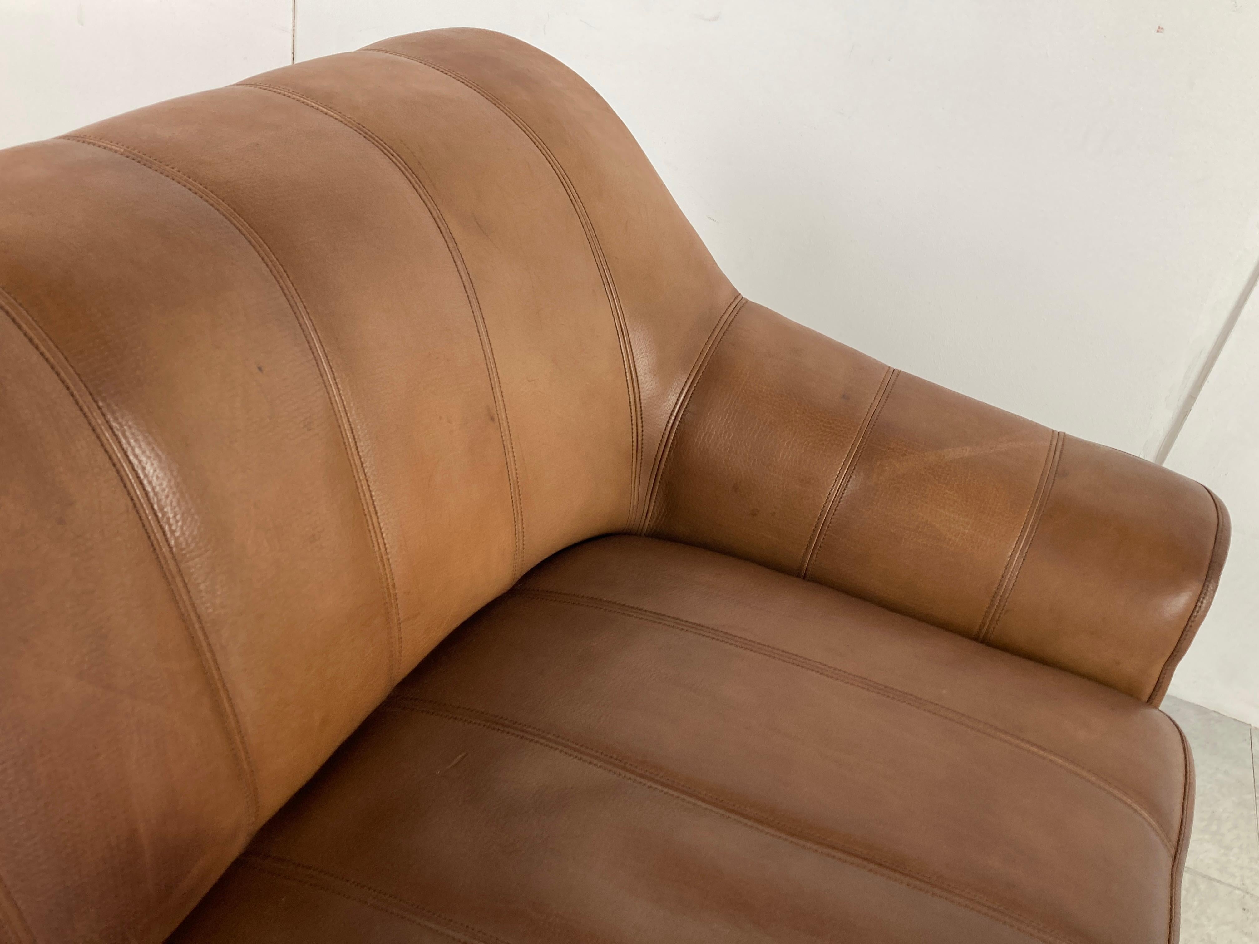 Magnifique canapé en cuir DS44 de De Sede.

De Sede, réputé pour utiliser des cuirs de la meilleure qualité, a créé de magnifiques canapés.

Celui-ci ne fait pas exception et est magnifiquement patiné au fil des ans, ce qui lui confère un charme