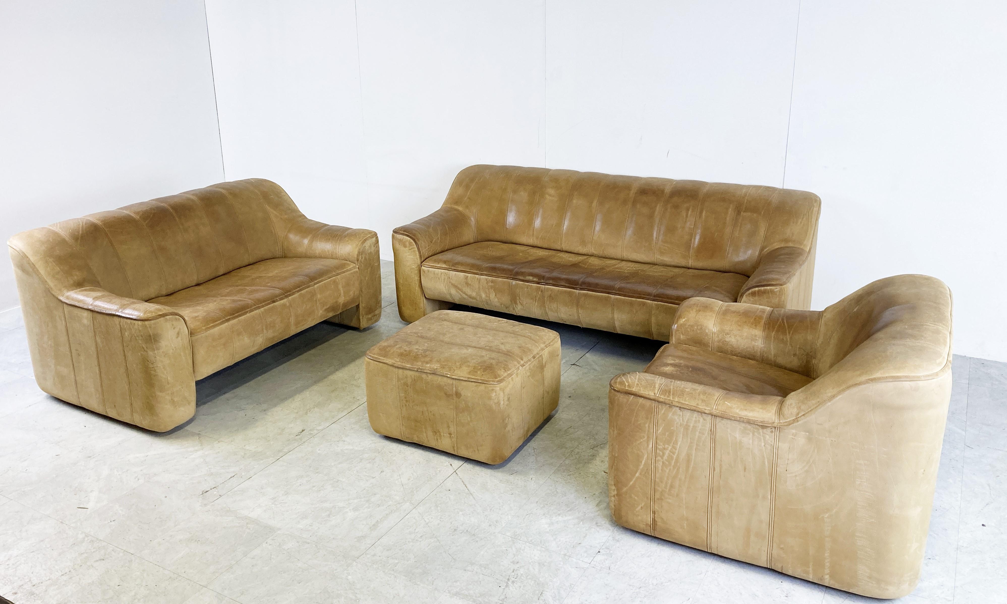 Set of gorgeous leather DS44 sofas from De Sede.

De Sede, renowned for using the best quality leather has created some wonderful sofas.

These are no exception and the beautiful, thick Neck leather will be ever lasting.

Combined with the