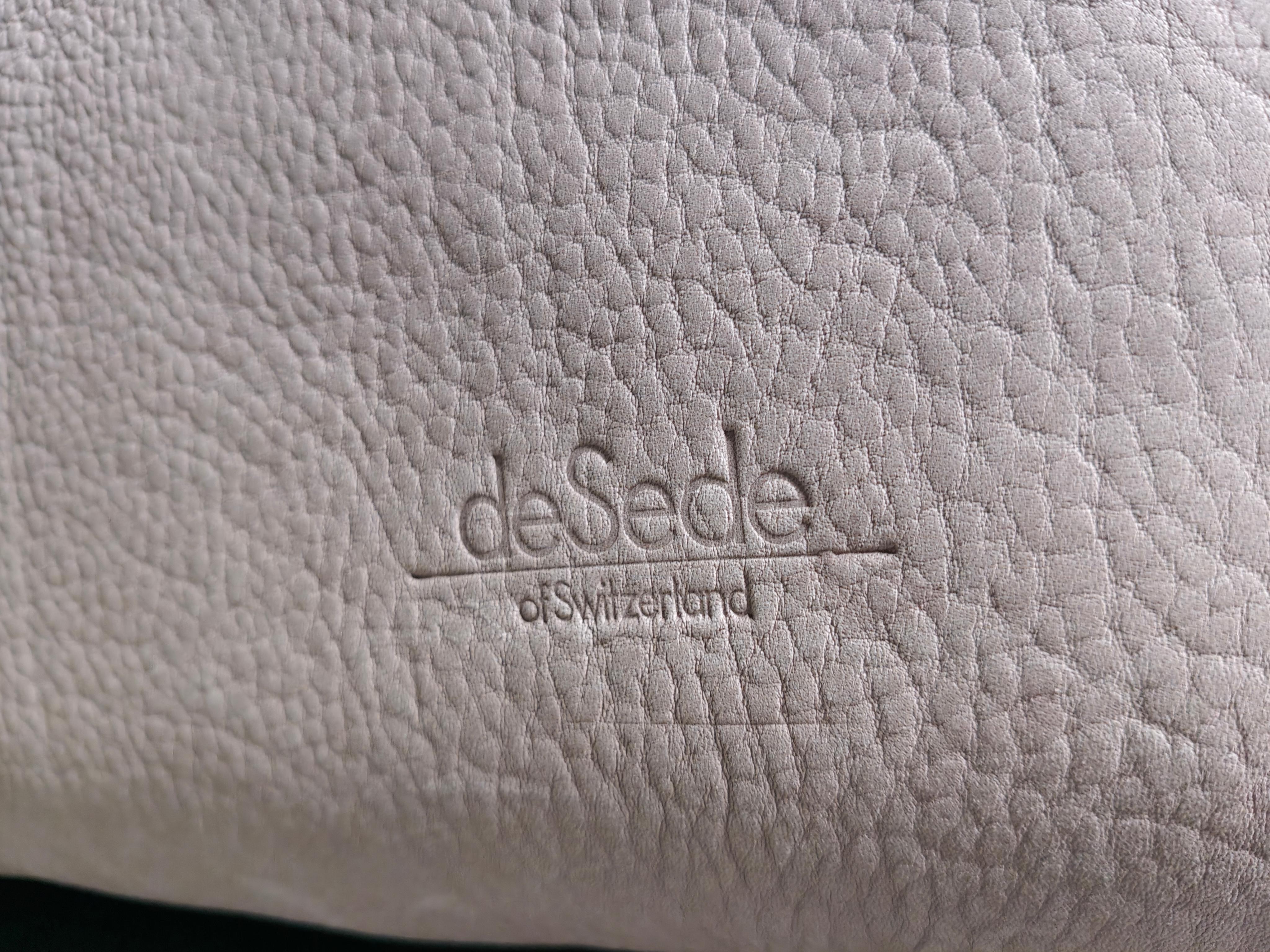Set of gorgeous leather DS44 sofas from De Sede consisting of a 2 and 3 seater sofa.

De Sede, renowned for using the best quality leather has created some wonderful sofas.

These are no exception and the strong, thick Neck leather will be ever