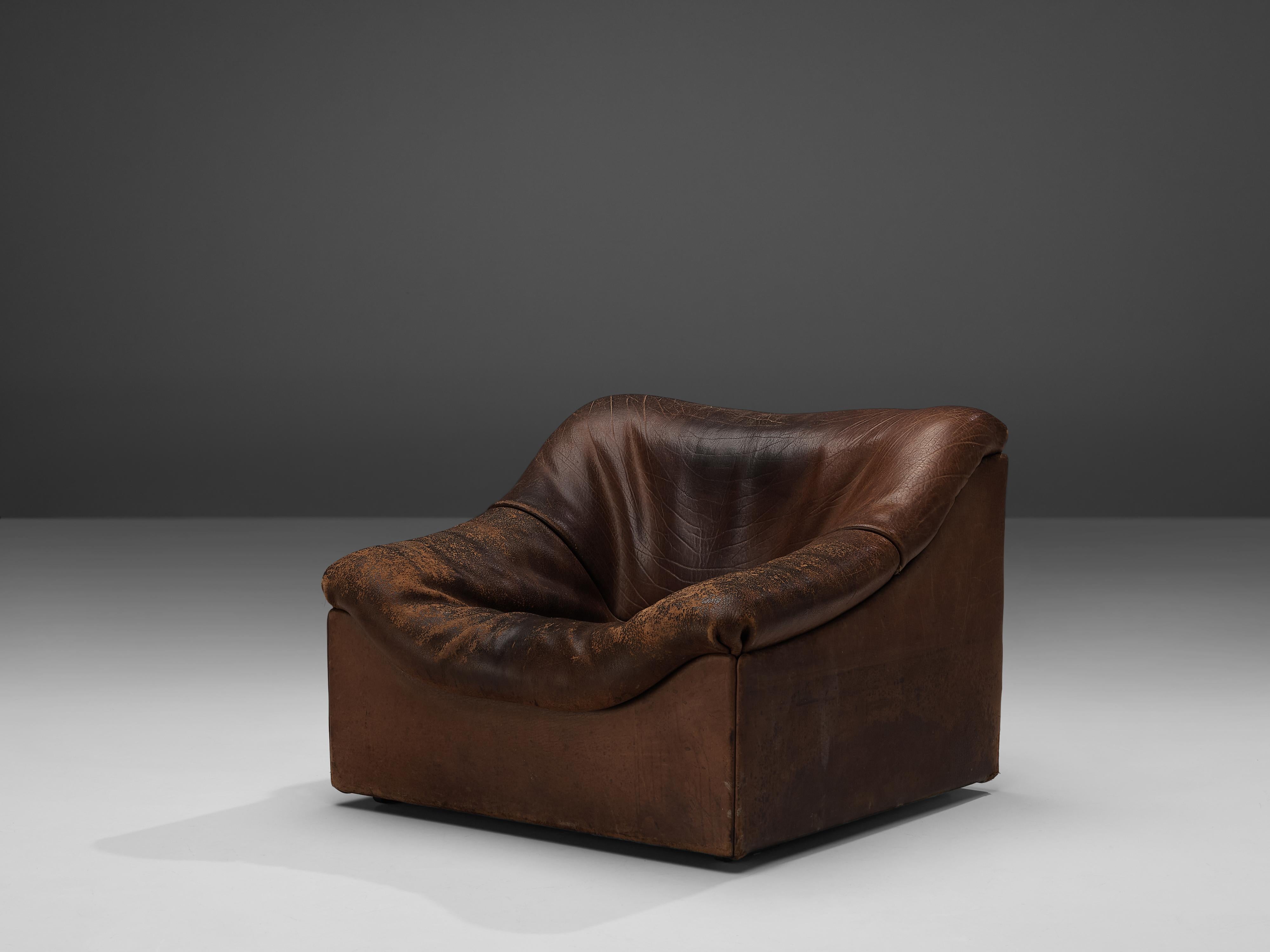 De Sede, DS46 lounge chair, brown leather, Switzerland, 1970s

Comfortable lounge chair in thick buffalo leather by DeSede. This model features a solid base with a rounded, bulky seat and a high back. The piece is in original condition and the