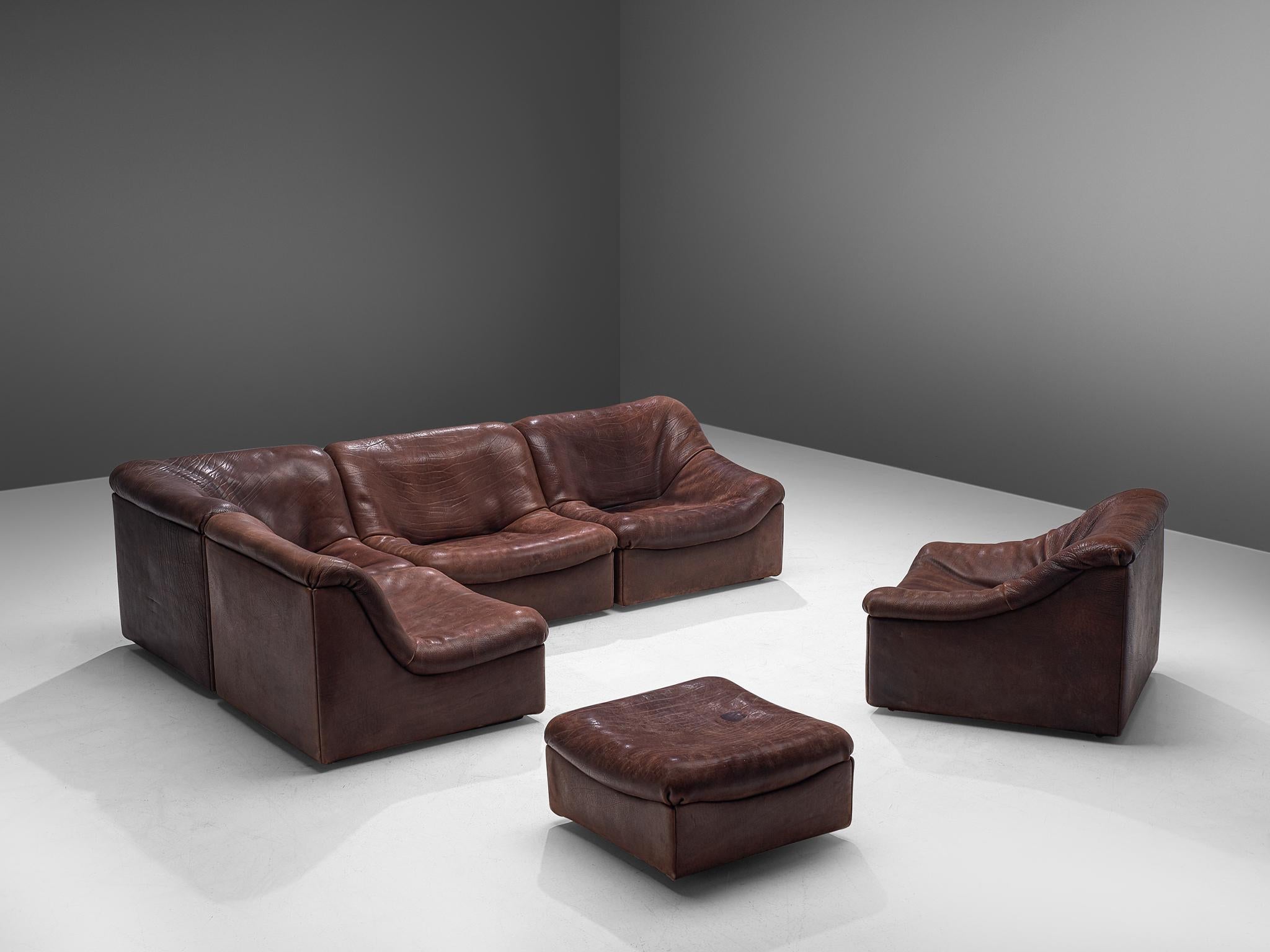 De Sede, DS46 sectional sofa with ottoman, brown buffalo leather, Switzerland, 1970s.

Comfortable six-modular sectional sofa thick buffalo leather by De Sede. Consisting of four regular elements, one corner element and one ottoman this model