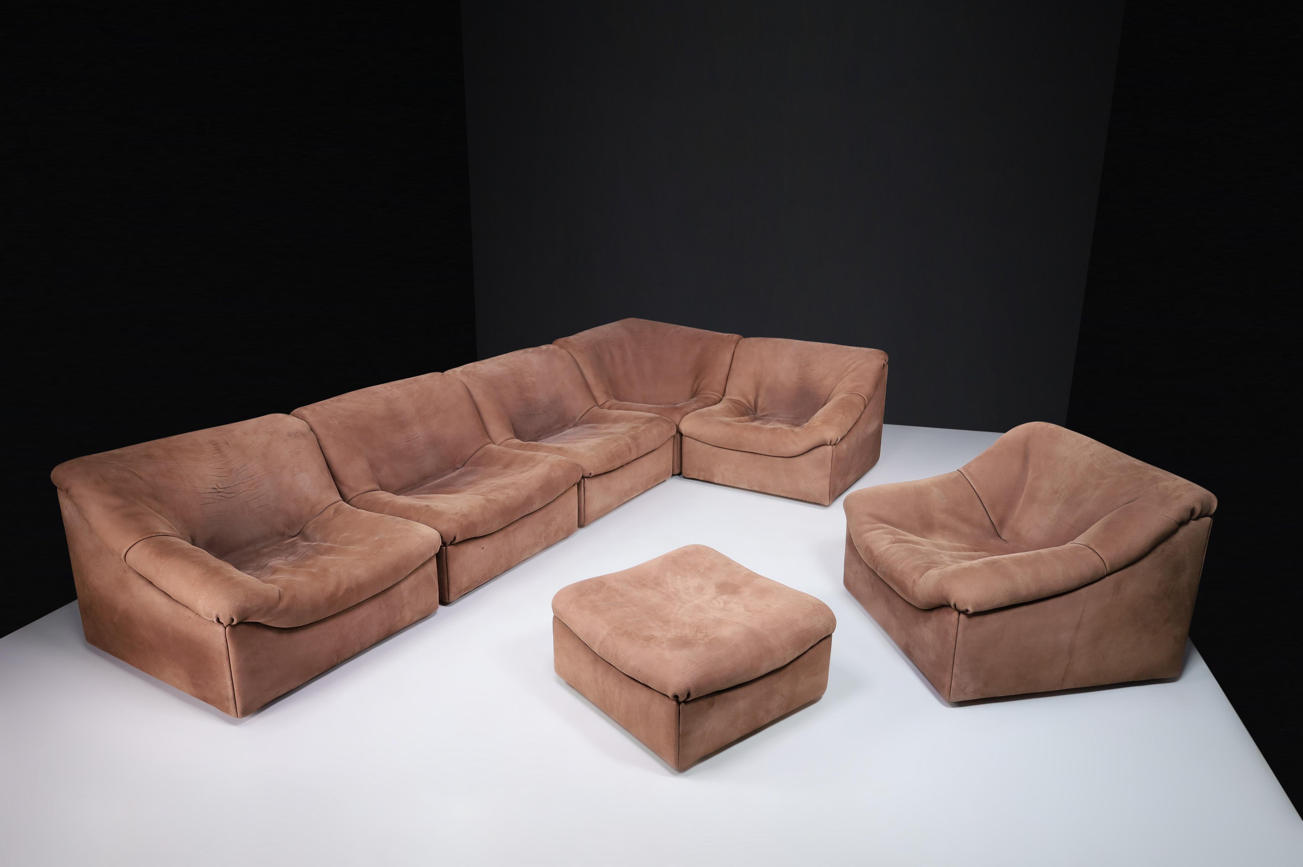 De Sede DS46 Sectional Sofa-Livingroomset in Strong Buffalo Leather, Switzerland 1970s

Original De Sede DS 46 designer leather corner sofa, chair, and ottoman in Minimalist and modern design, with practical modular function, made for pure comfort