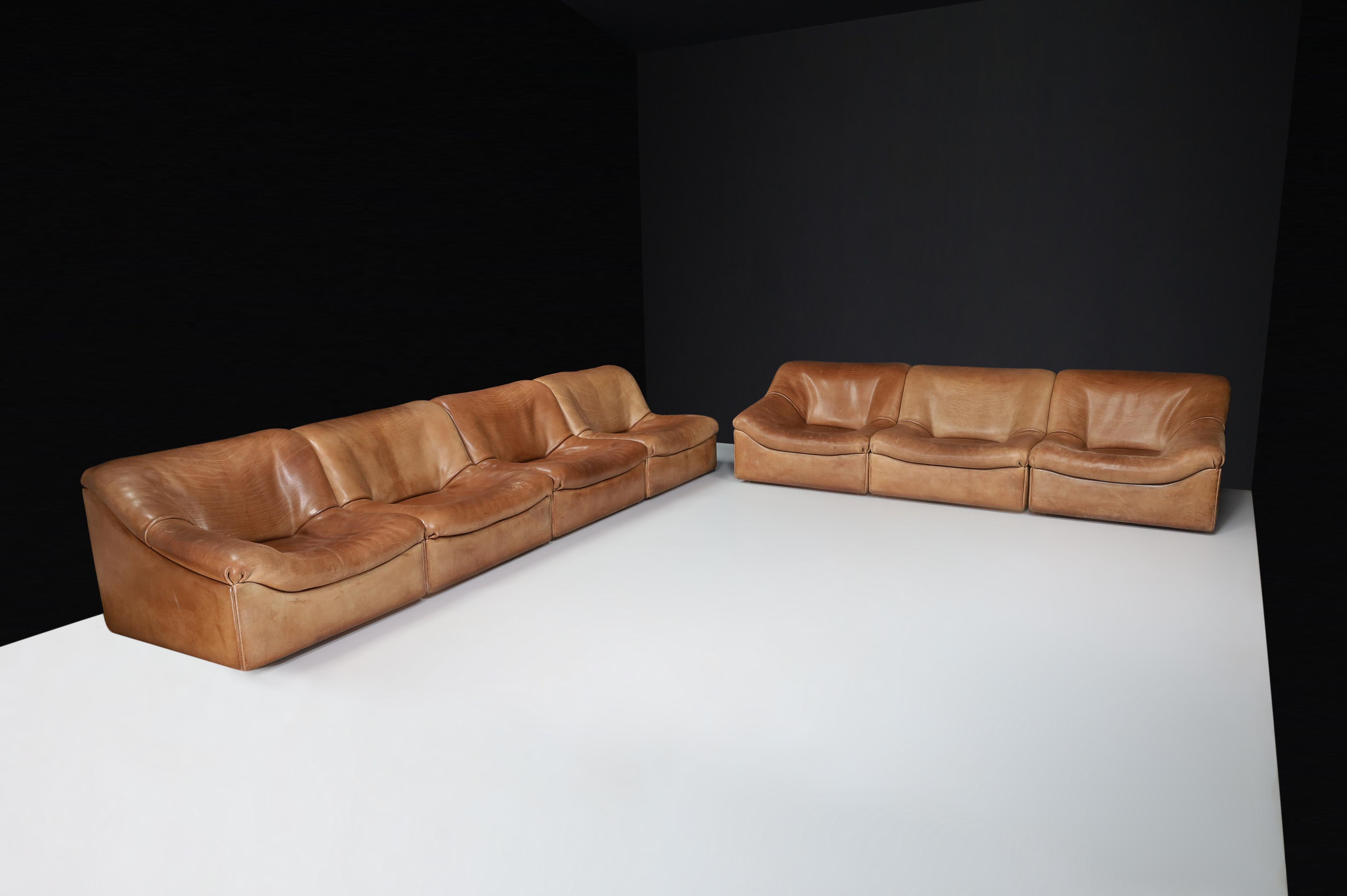De Sede DS46 Sectional sofa-Living room set in Patinated Cognac Brown Buffalo Leather, Switzerland 1970s
This De Sede DS 46 sectional sofa-living room set is a one-of-a-kind piece, crafted from thick cognac leather and boasting a sleek and modern