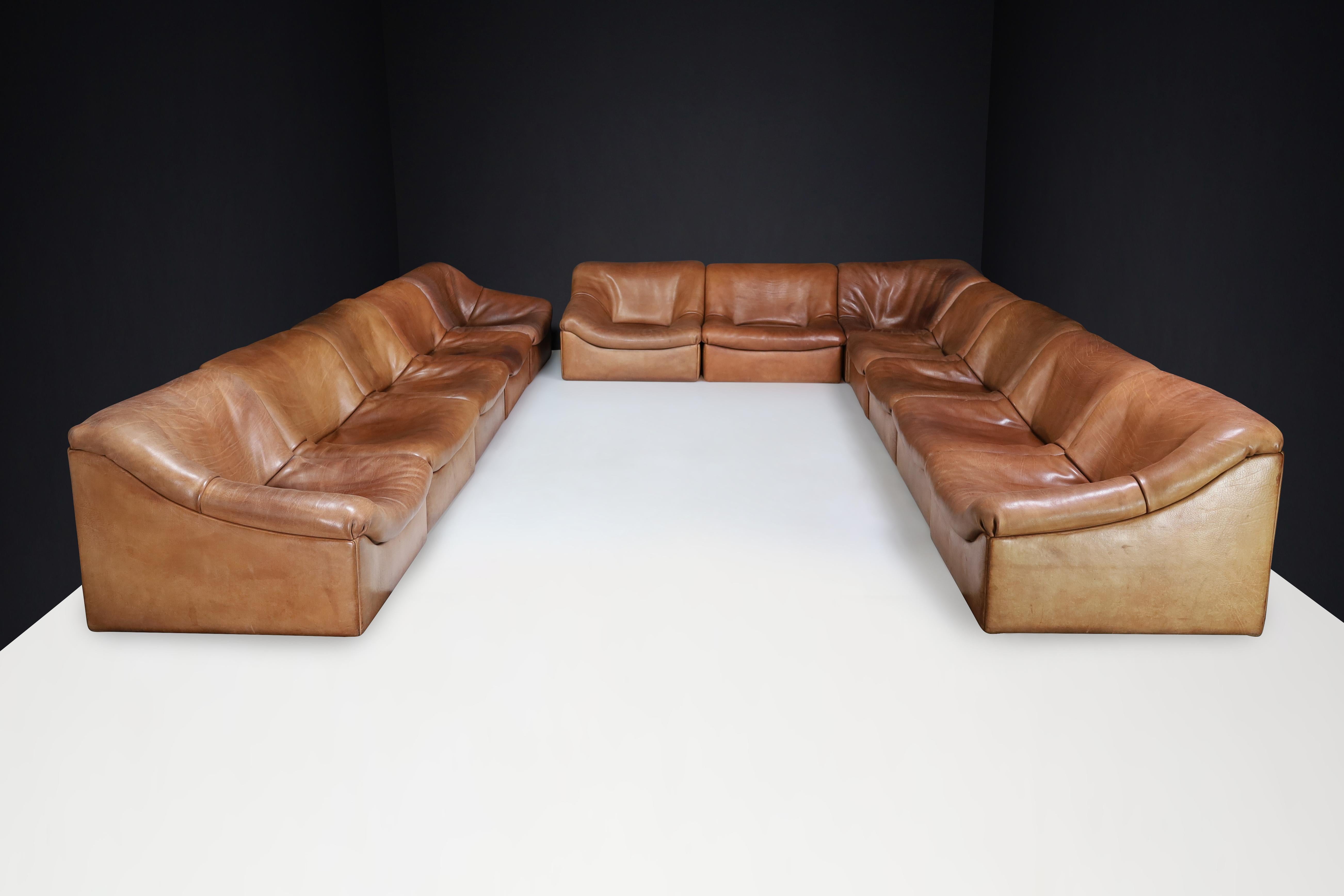 De Sede DS46 Sectional sofa-Living room set in Patinated Cognac Brown Buffalo Leather, Switzerland 1970s

This twelve-piece De Sede DS 46 sectional sofa-living room set is a one-of-a-kind piece, crafted from thick cognac leather and boasting a sleek