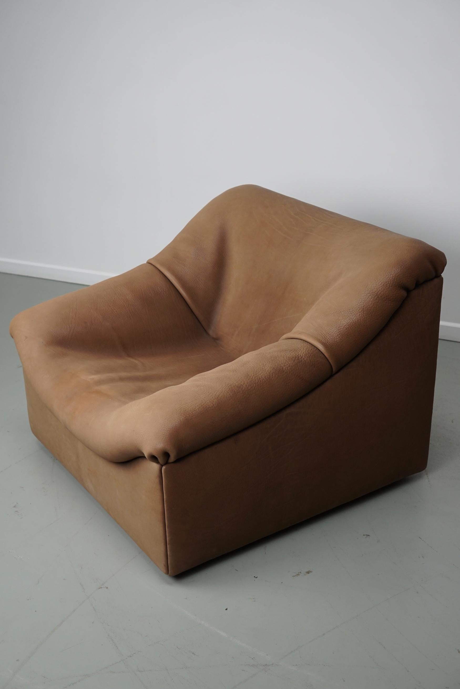 De Sede DS-46 Loungesessel aus dickem beige/braunem Büffelleder. Der Stuhl hat kleine Alters- und Gebrauchsspuren, befindet sich aber insgesamt in einem sehr guten Zustand.