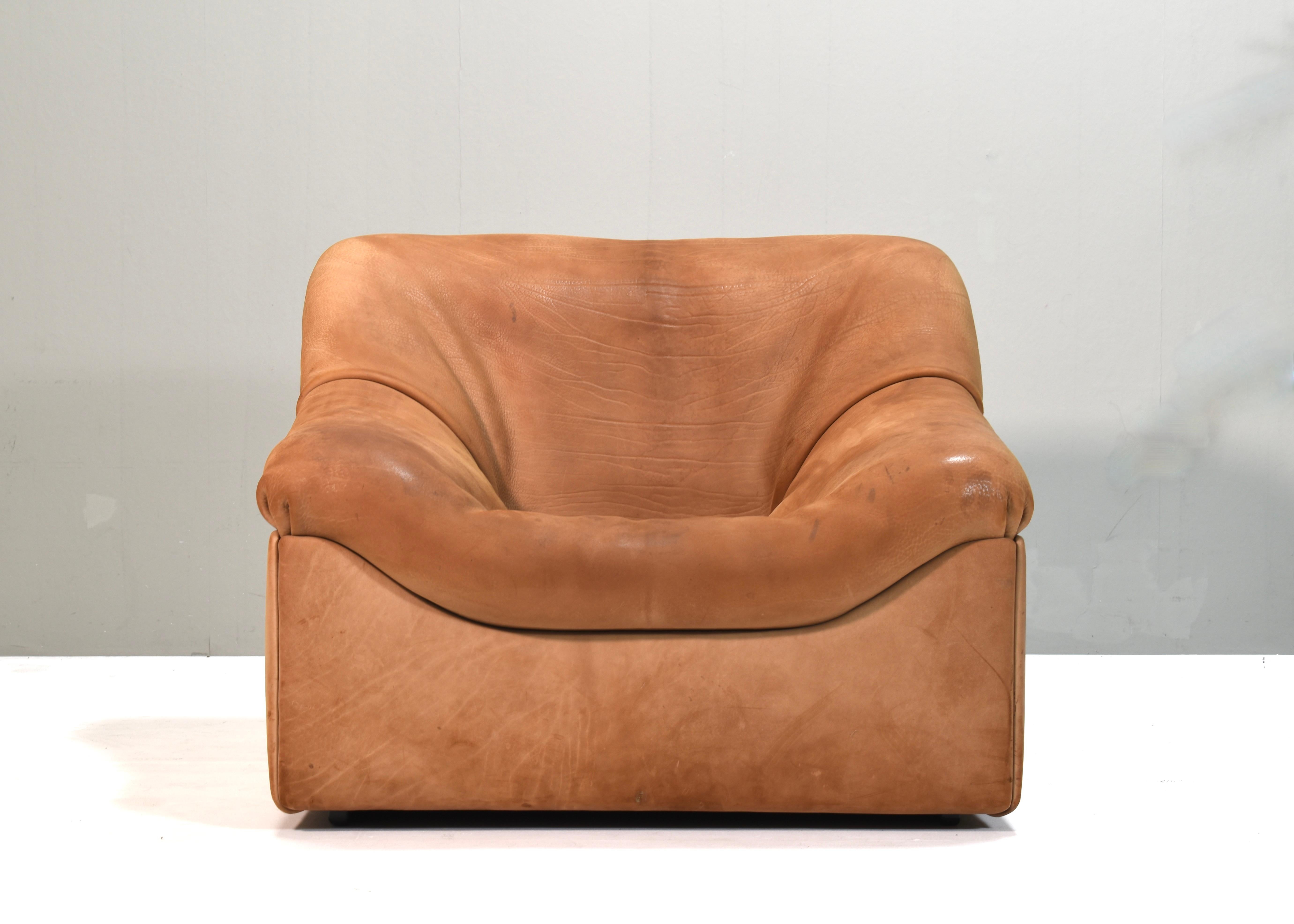Poltrona lounge De Sede DS-46 in pelle di bufalo spessa. Buone condizioni con segni di età, uso e sbiadimento.

Progettista: Sconosciuto
Produttore: De Sede
Paese: Svizzera
Modello: Poltrona lounge DS-46
Periodo di progettazione: 1970's
Data di