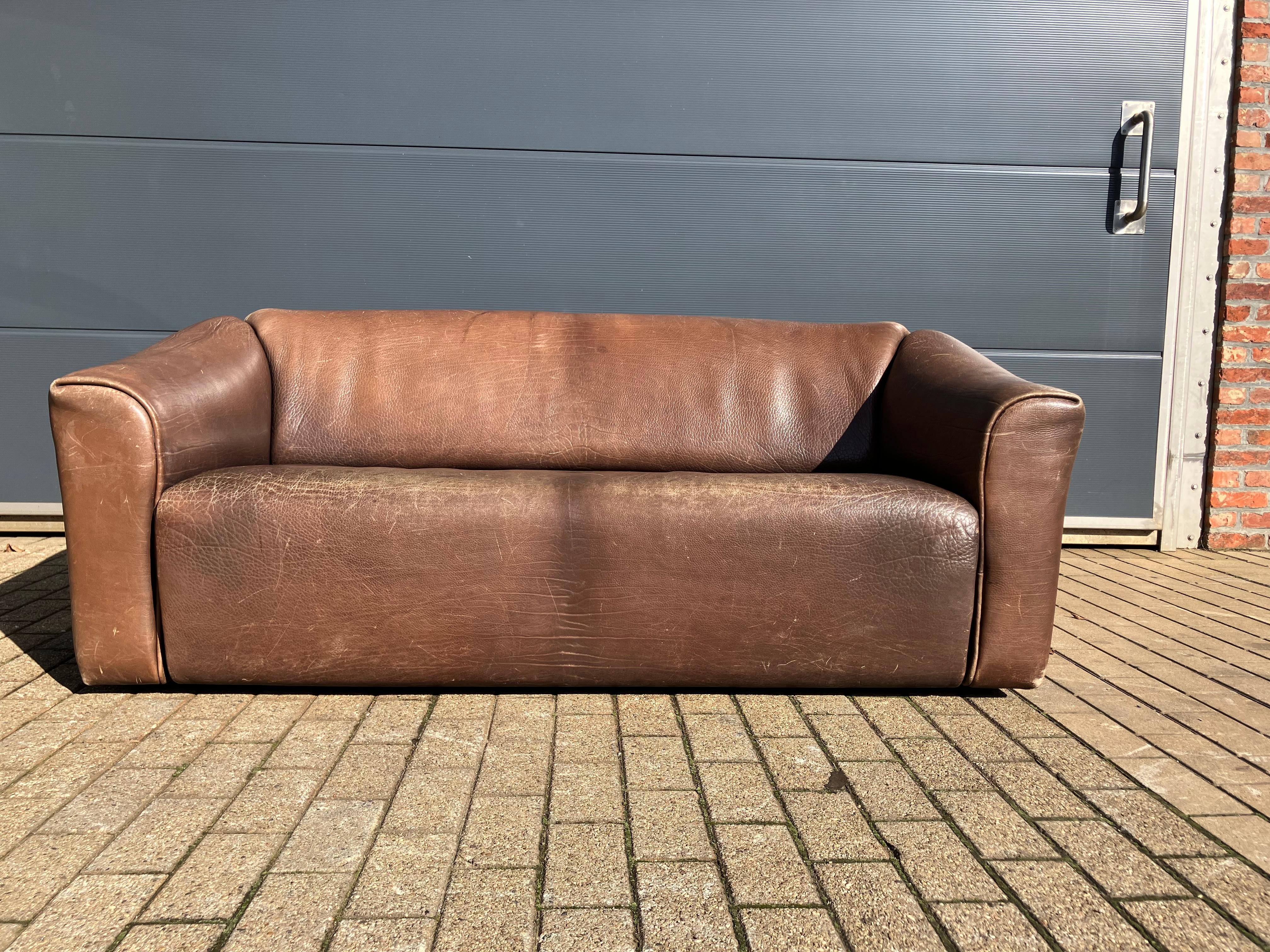 Design classic from the Swiss top brand De Sede. Made of the typical indestructible 5mm thick NECK leather (Nappa natural leather). Top quality!

Colour: dark brown

The seat is in good vintage condition with the typical patina that comes with this