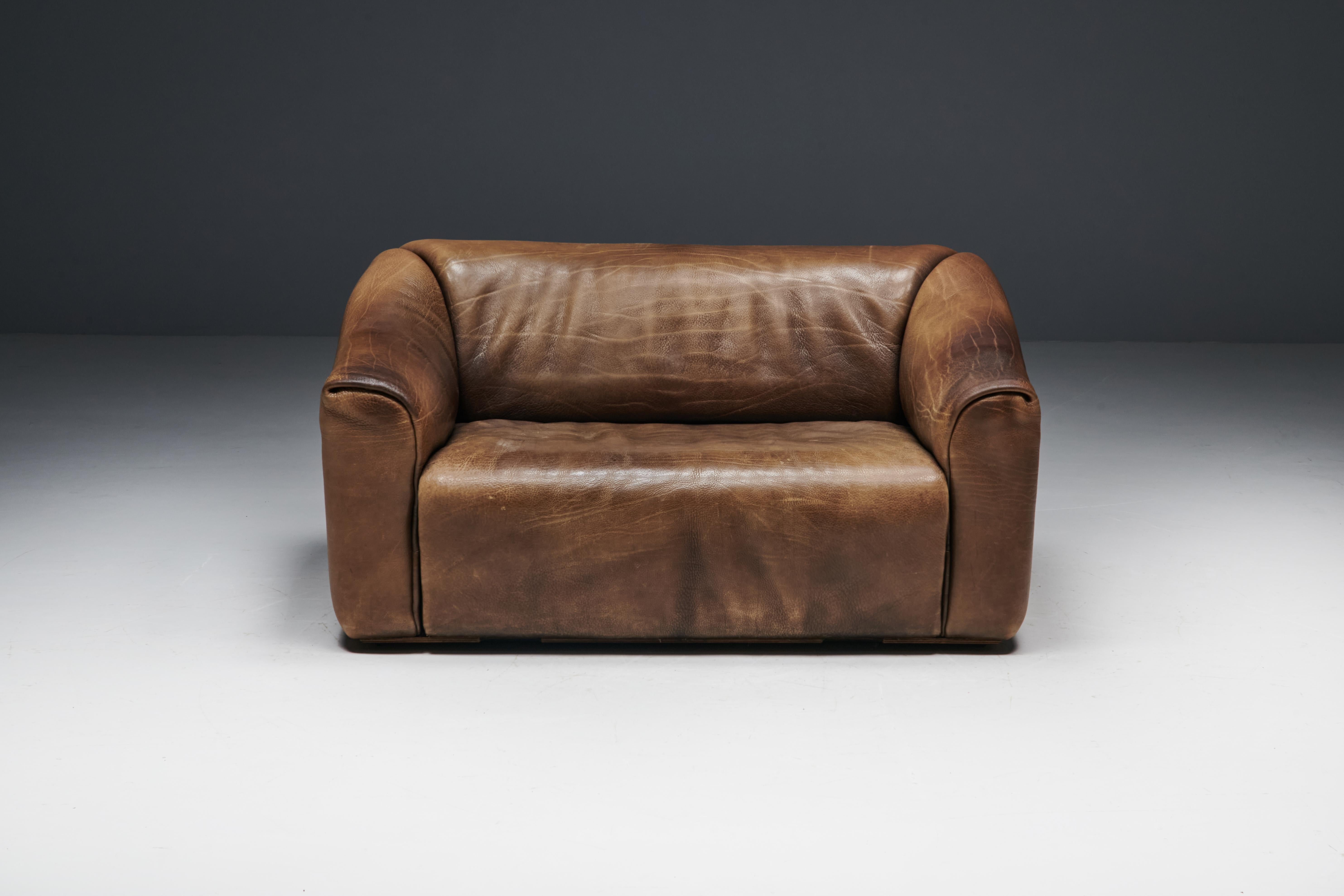 DS47 two-seater sofa, a masterpiece crafted by De Sede in Switzerland in 1970. Immerse yourself in luxury with its high-quality brown buffalo leather, showcasing the renowned craftsmanship and comfort seating for which De Sede is celebrated. The
