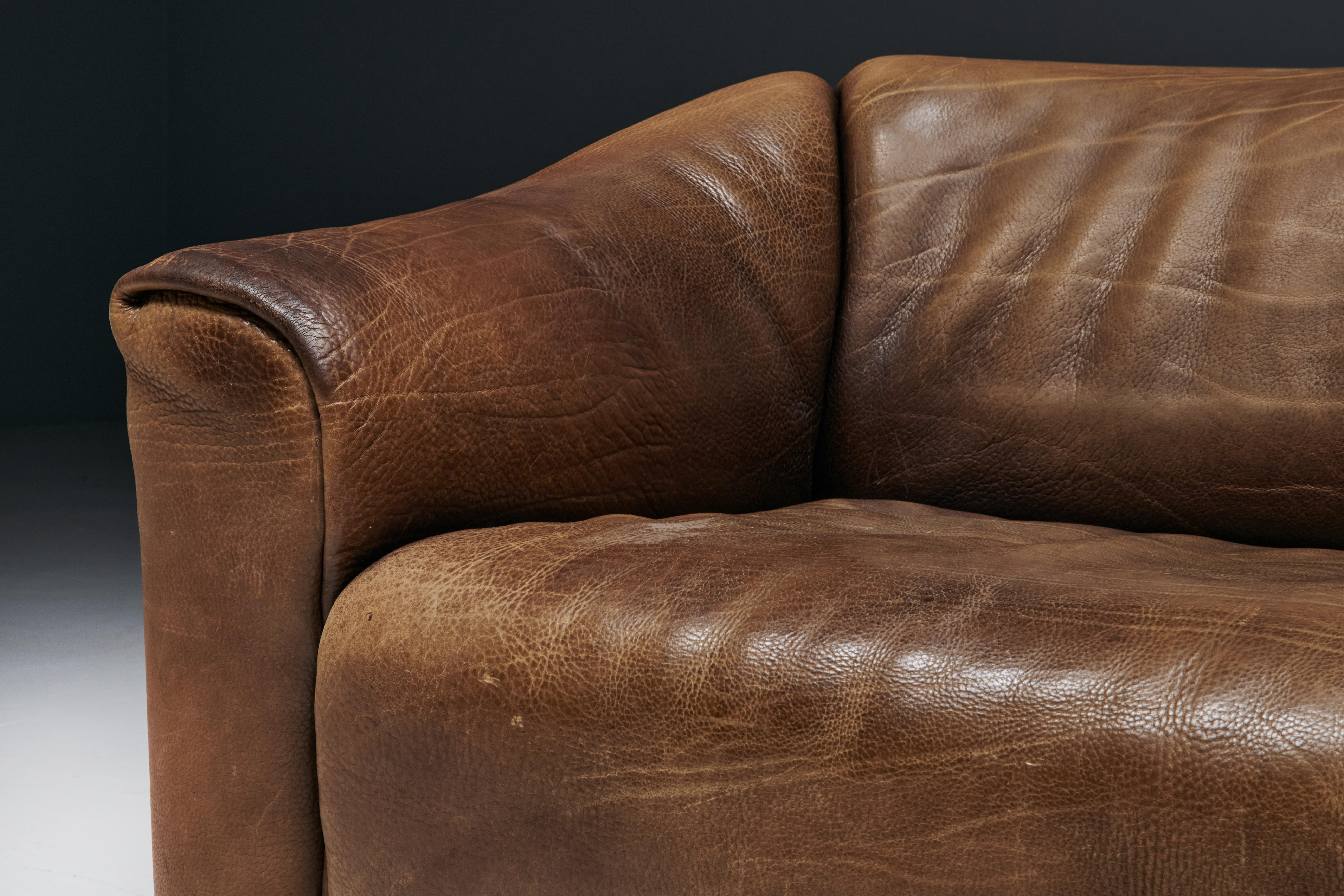 De Sede DS47 Bullhide Leather Sofa, Switzerland, 1970s In Good Condition For Sale In Antwerp, BE
