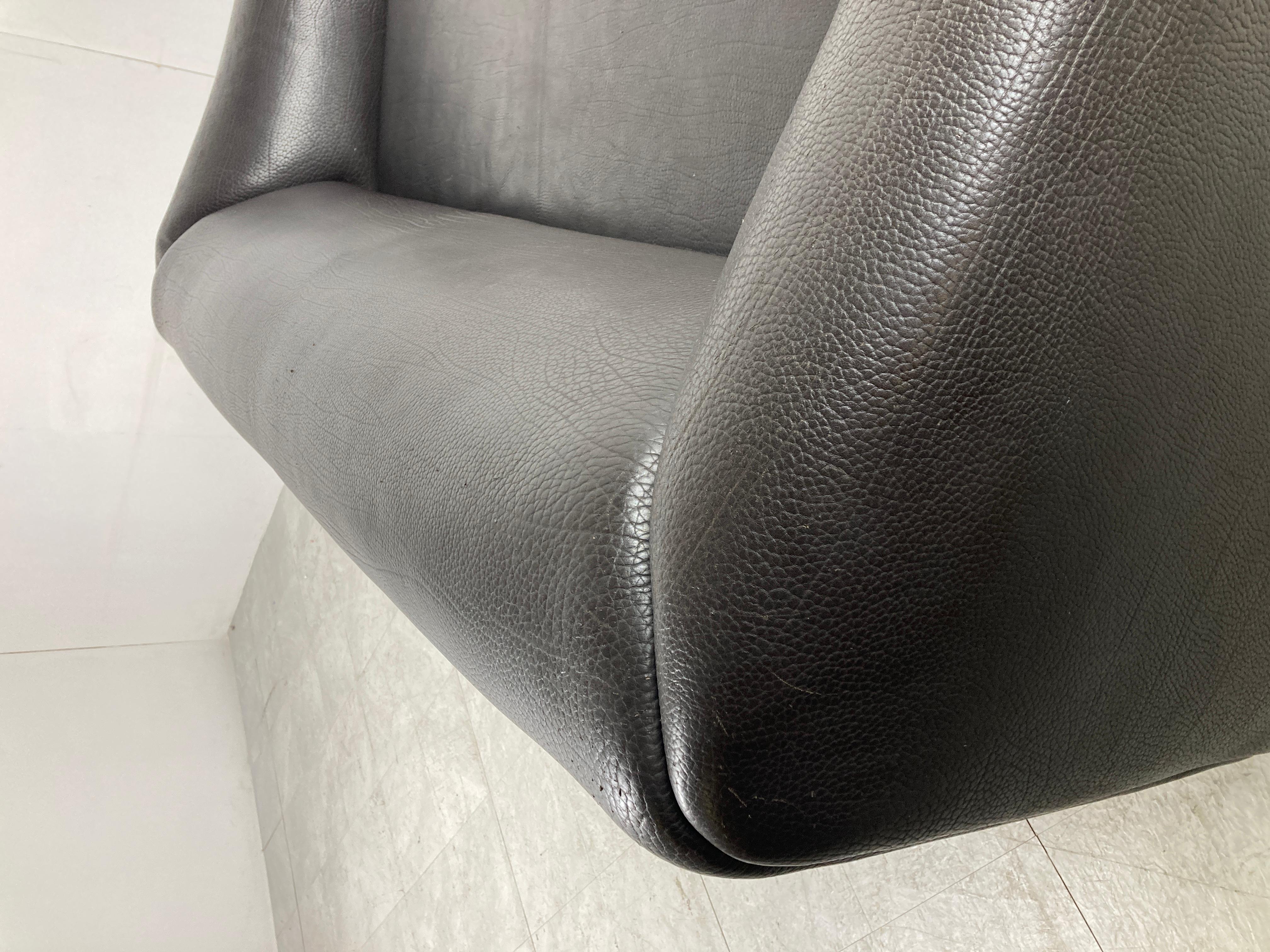 Gorgeous black leather DS47 sofa from De Sede.

De Sede, renowned for using the best quality leather has created some wonderful sofas.

This one is no exception and has very thick neck leather upholstery.

Combined with the curvy design from the