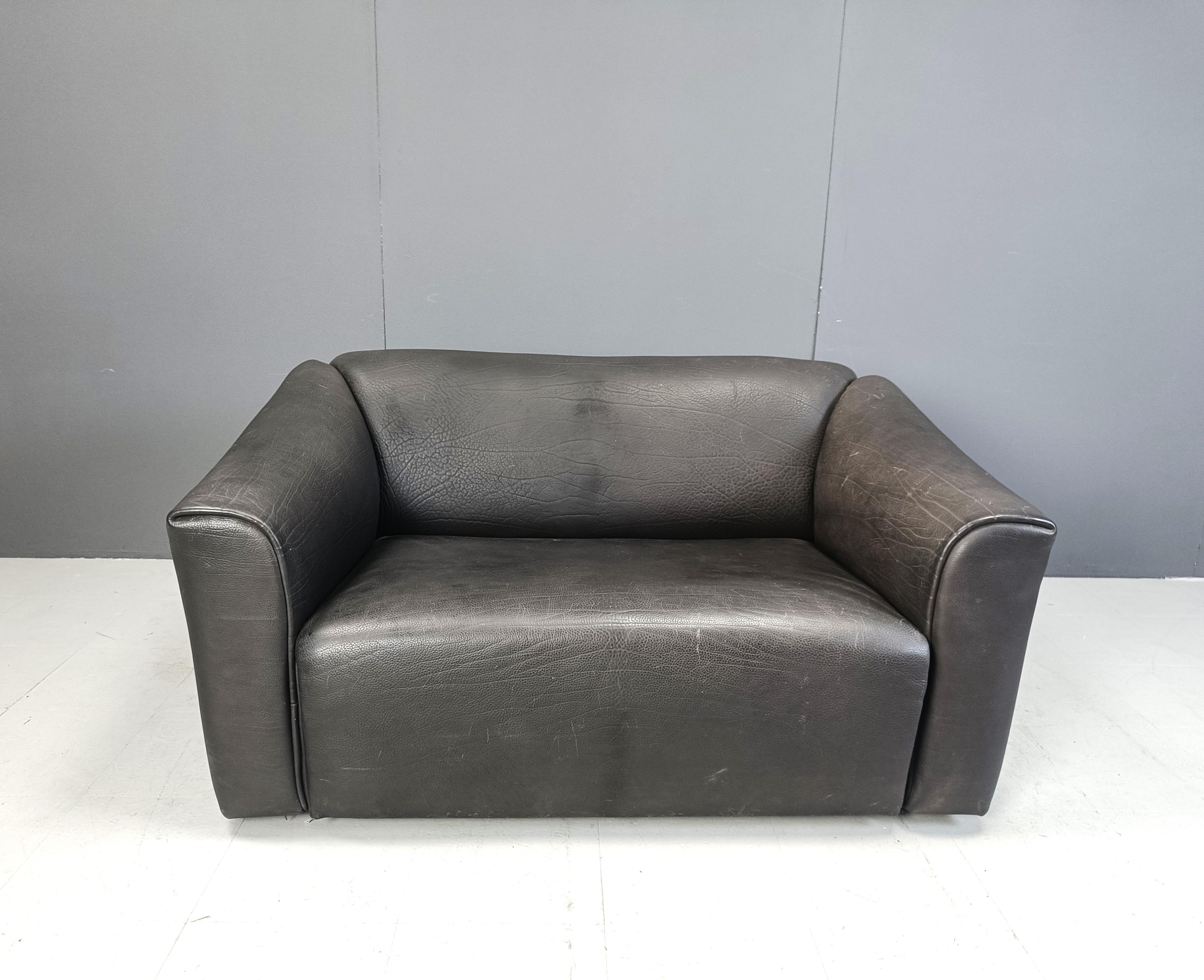 
Gorgeous black leather DS47 sofa from De Sede.

De Sede, renowned for using the best quality leather has created some wonderful sofas.

This one is no exception and has very thick neck leather upholstery.

Combined with the curvy design from the