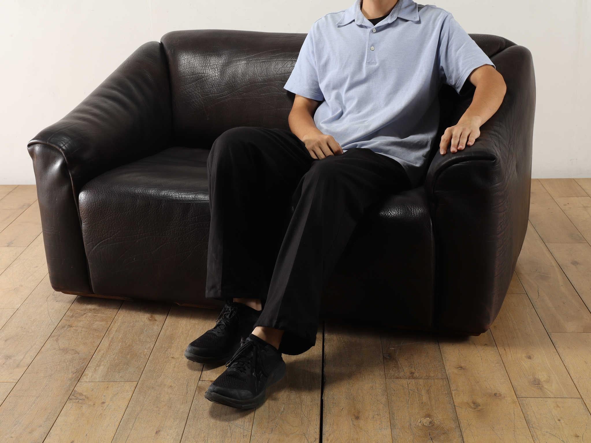 The DS47 leather sofa by the Swiss sofa brand De Sede, renowned as the world's best manufacturer of thick leather upholstered sofas. The luxurious use of 5 mm thick, extremely heavy, single-ply bull skin, handcrafted by artisans from the selection