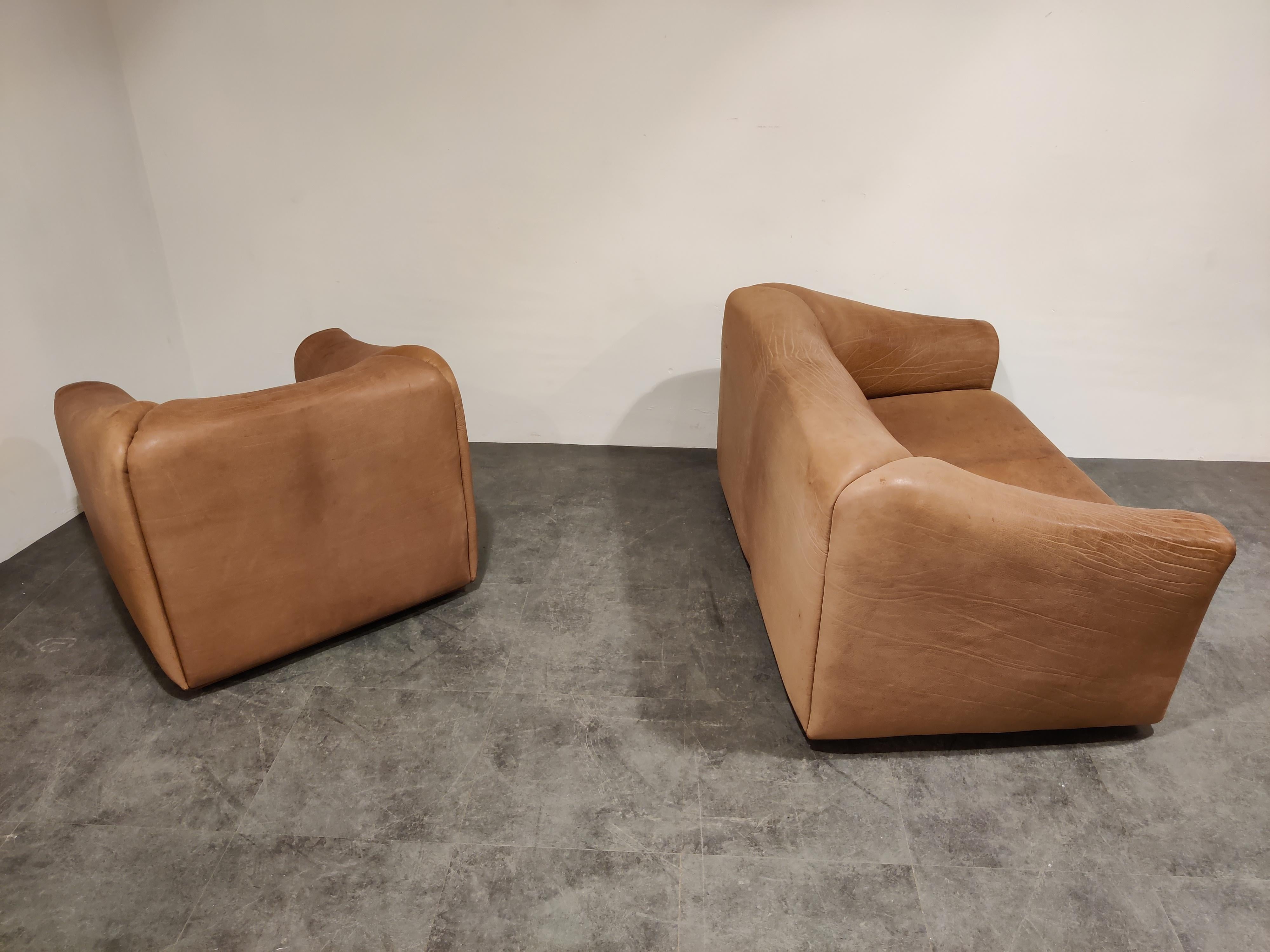 Set of gorgeous cognac leather DS47 sofas from De Sede.

De Sede, renowned for using the best quality leather has created some wonderful sofas.

These are no exception and the beautiful, thick cognac leather shows a wonderful patina.

Combined