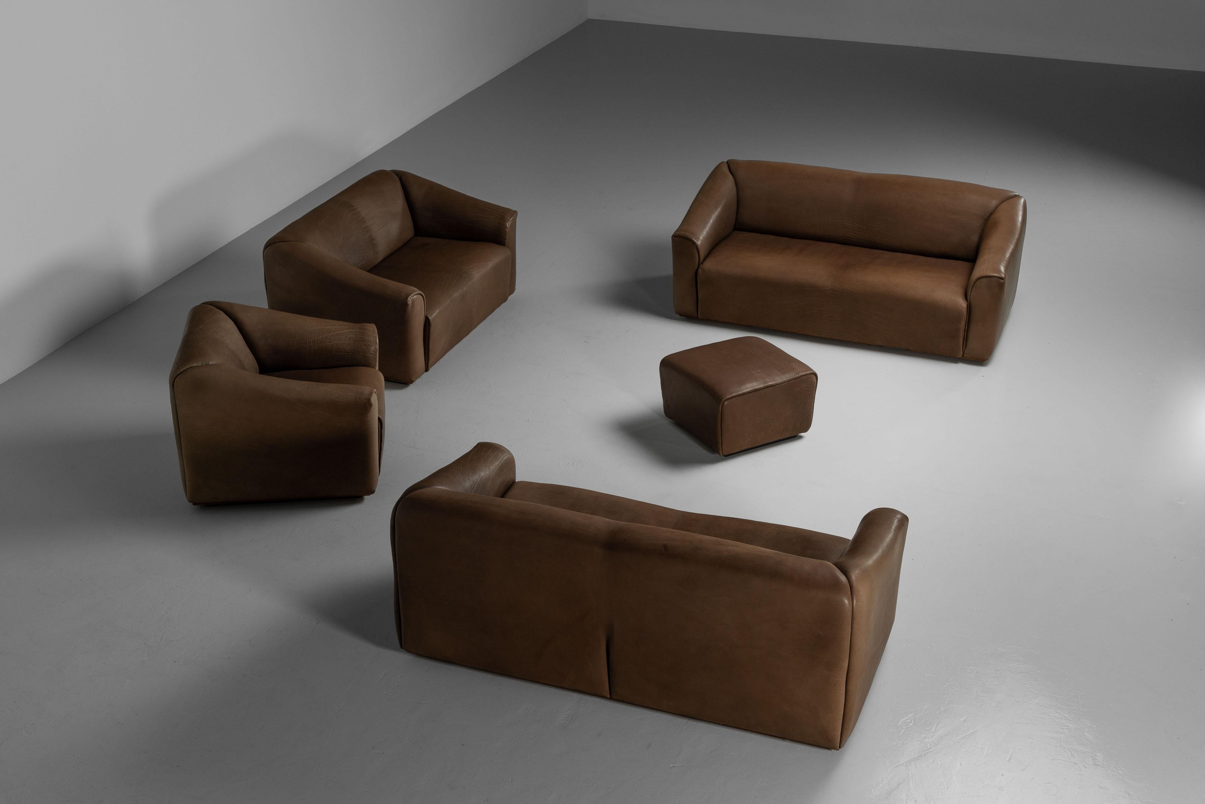 The DS-47 sofa takes us back to the beginning of De Sede, where 'they say' a skin was thrown over a lump of hay, that is how the sofa was invented.. Each DS-47 piece exudes character through its carefully selected leather, using only the finest bull