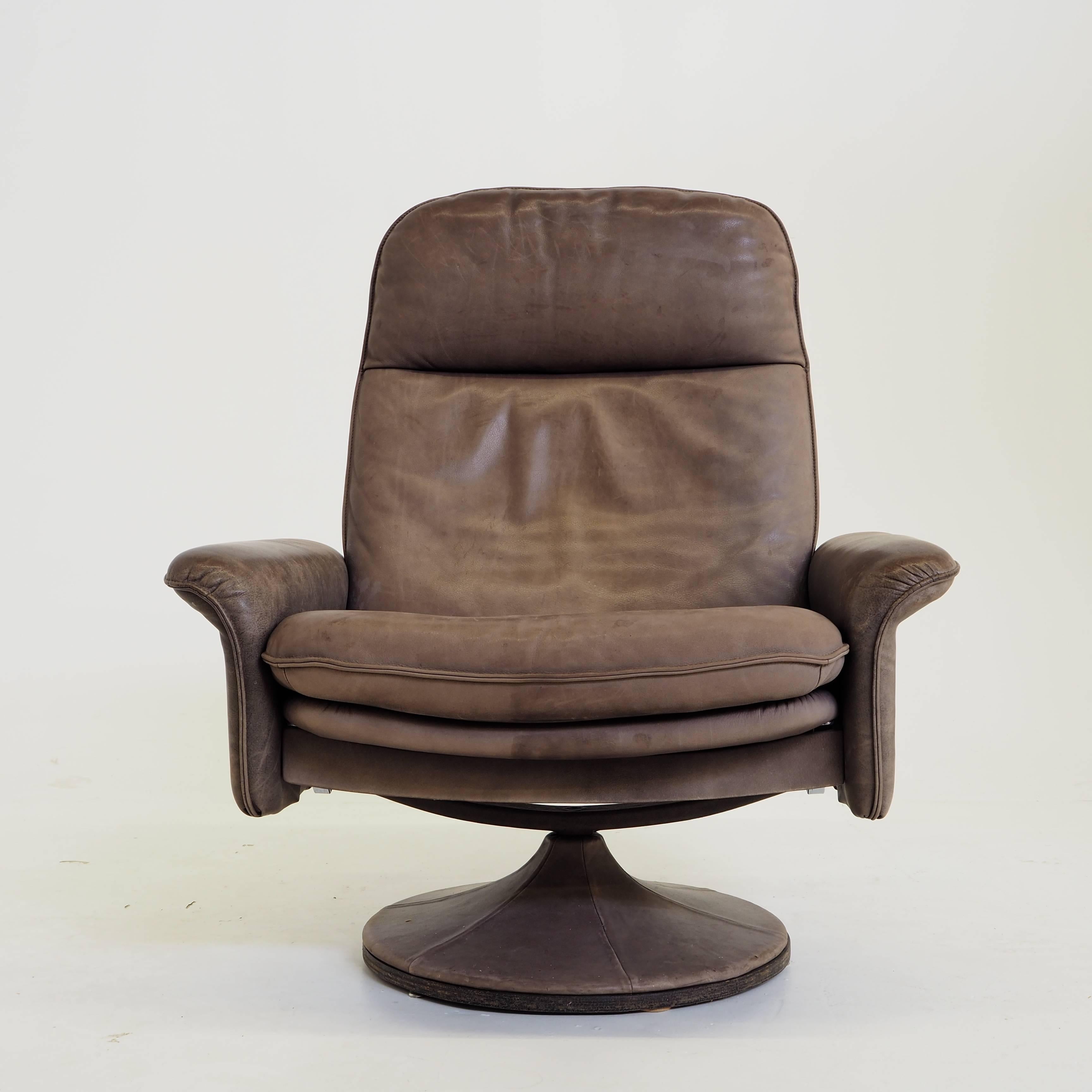 Beautiful De Sede swivel lounge chair model DS50 in thick buffalo neck leather with a perfect patina. Top quality from Switzerland. Two adjustable seat positions, stands on a round leather base.
We have two chairs available.
   