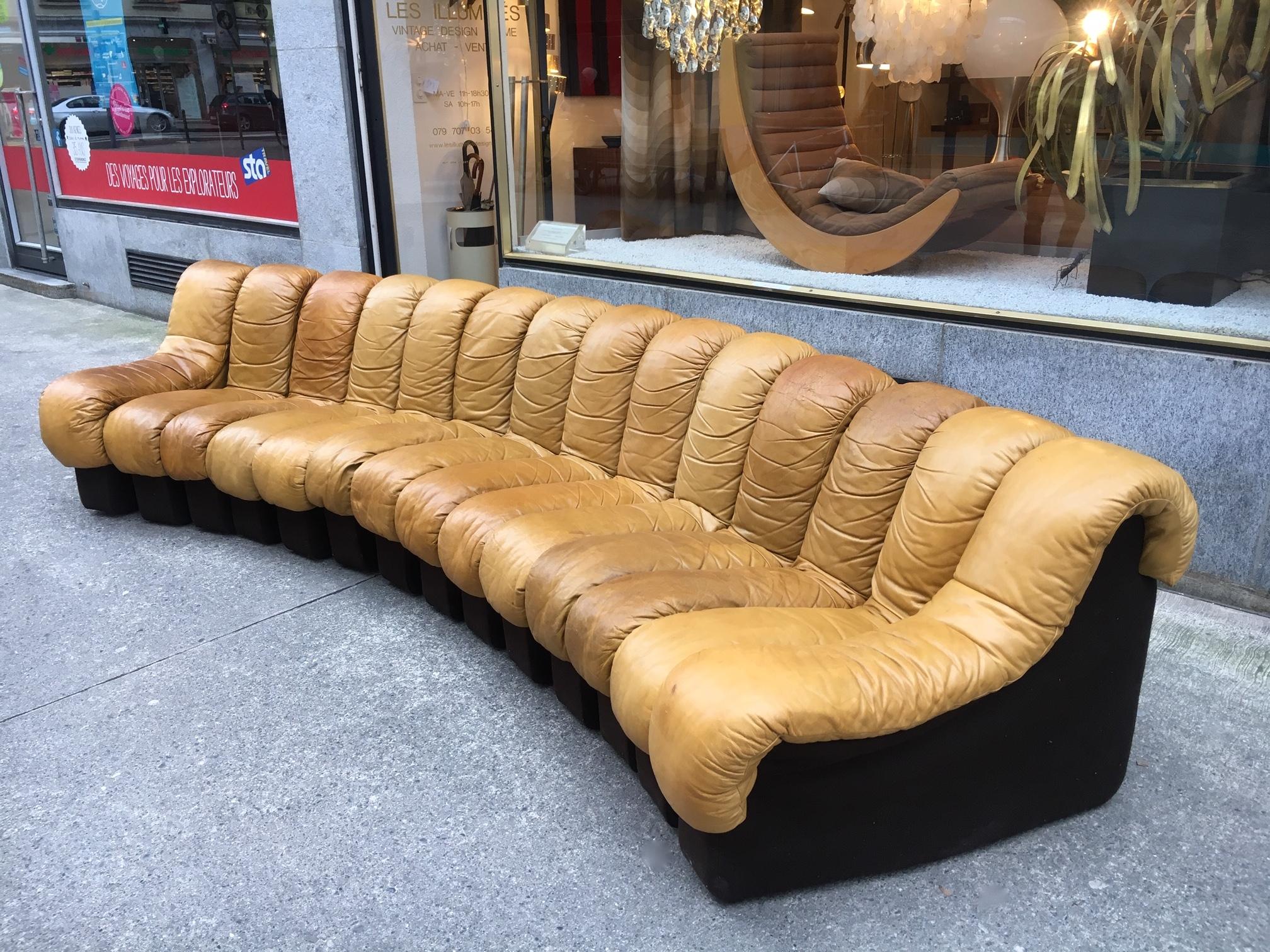 DS600 patinated cognac leather sofa, 14 sections (350cm)
Ueli Berger, Klaus Vogt, Eleanore Peduzzi-Riva and Heinz Ulrich produced by De Sede, Switzerland, circa 1970
Each sections is zipped to the other, the sofa is articulated, you can choose the