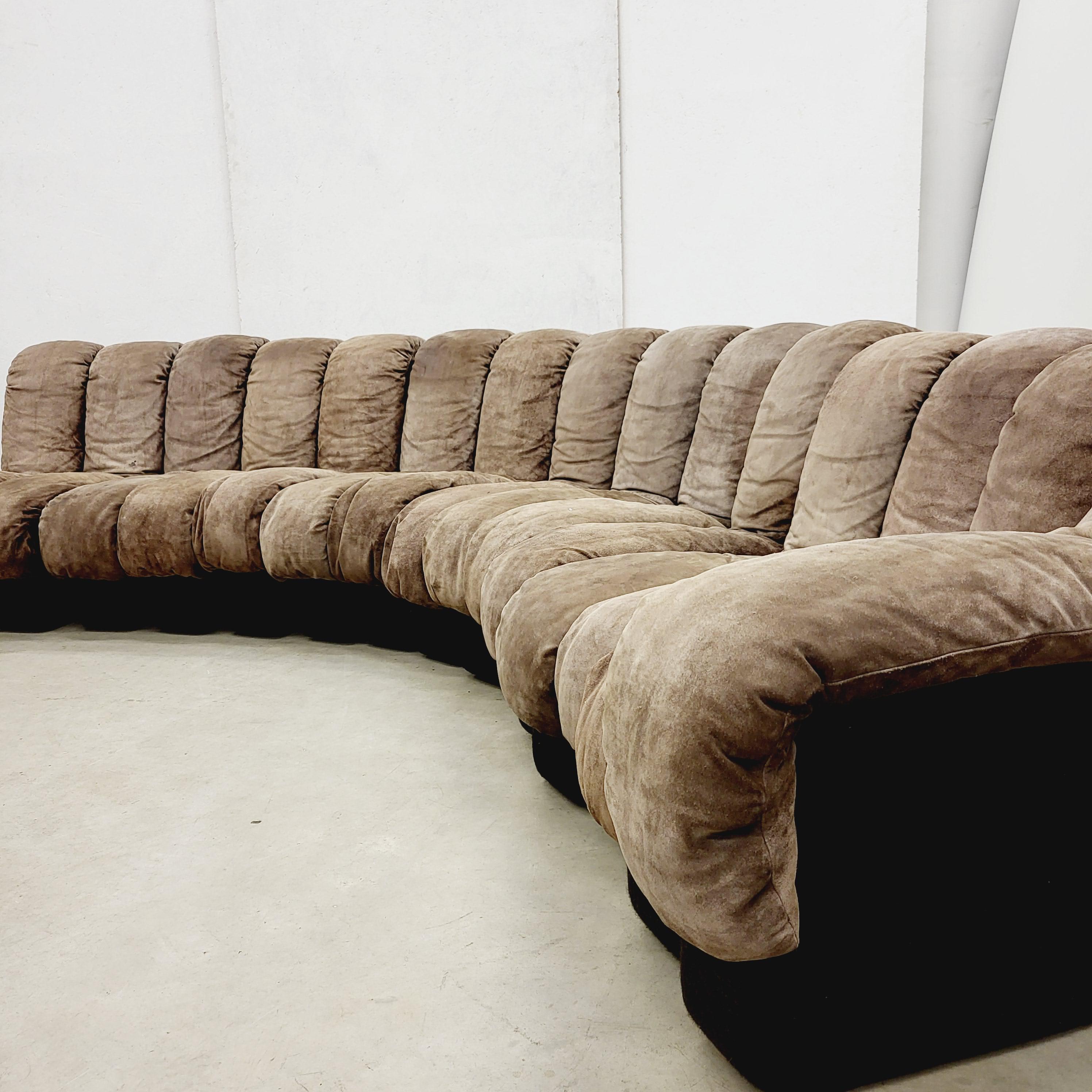 Impressive De Sede DS600 Element sofa by Ueli Berger & Riva.
Designed in 1972, this rare soft suede edition includes 15 elements and comes from an earlier production.
The elements are connected with a plug-in hinge and a construction made of hide