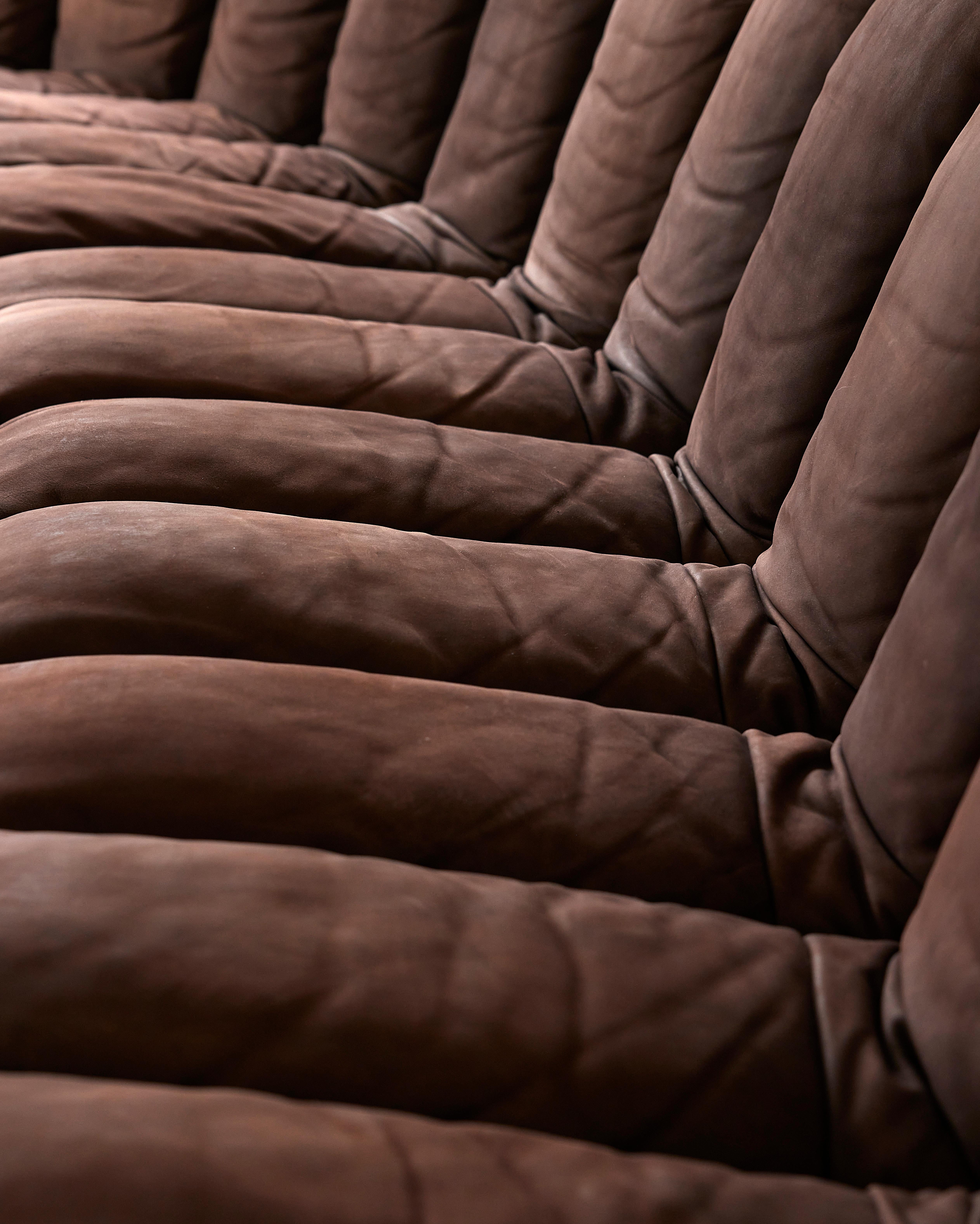 A huge size and an exceptional finish, discover our DS600 sofa!
If the design of the 70s often rhymes with plastic and mass production, the editor De Sede chooses for his creations the most exceptional leathers. Our example is dressed in a superb