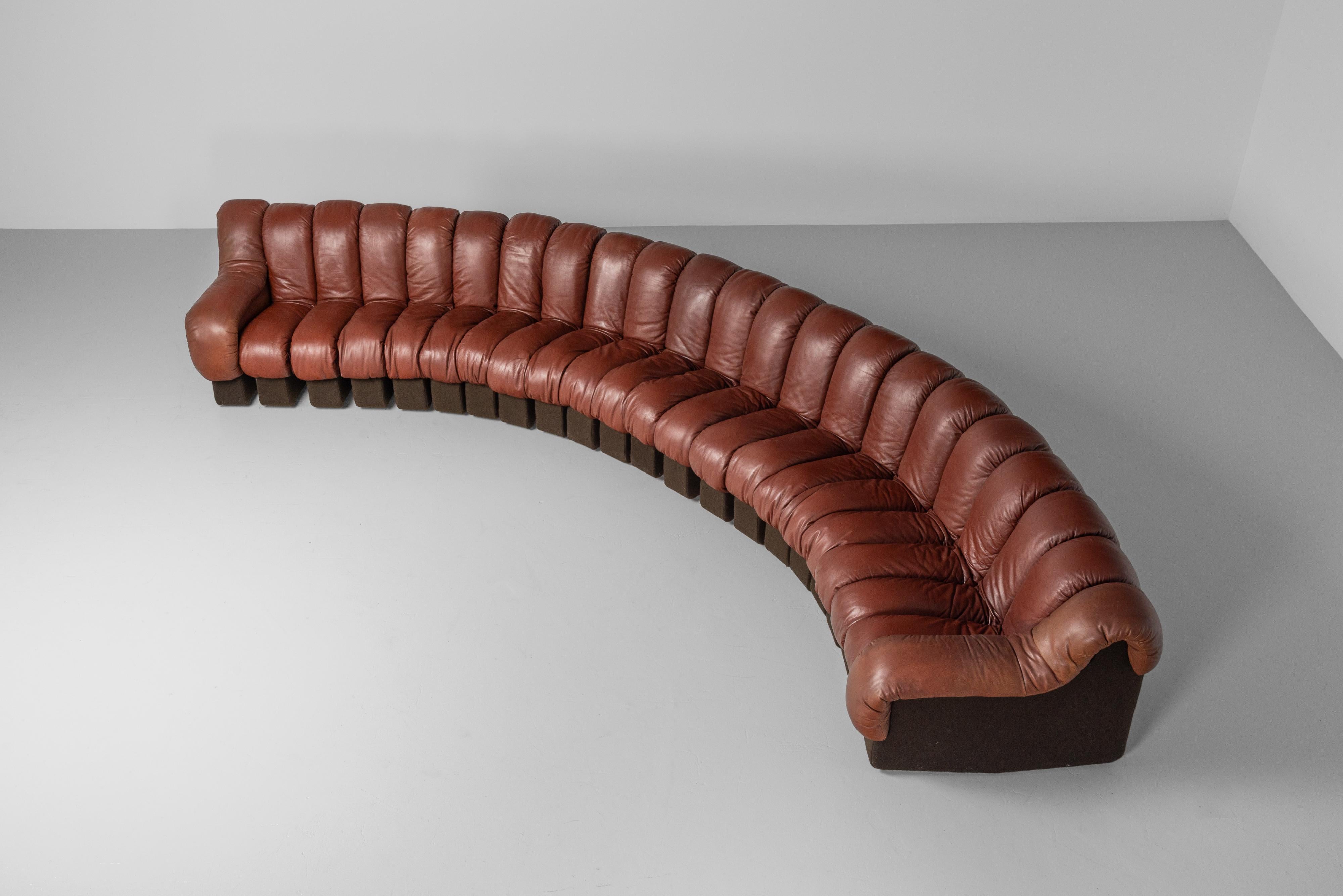 Leather De Sede DS600 non stop sofa Switzerland 1972 For Sale