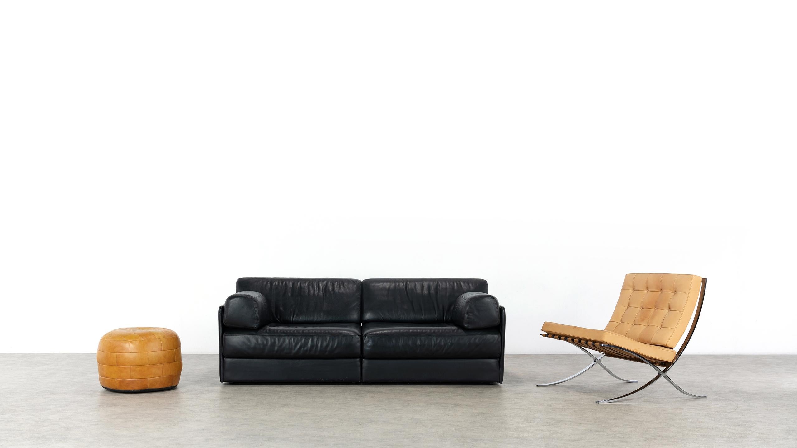 De Sede DS76, sofa & daybed in black leather, 1972 by De Sede Design Team Swiss

The DS-76 Sofa was launched as early as 1972, when it was considered revolutionary, no sofa bed could manage with a simpler mechanism: in a few simple steps, the