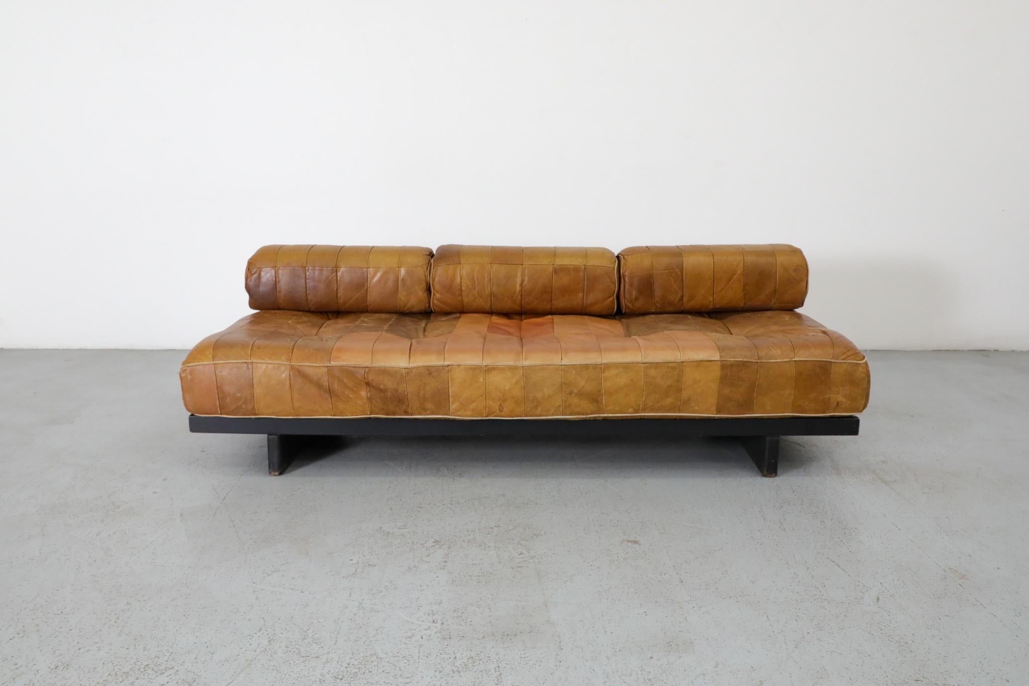 De Sede DS80 sofá-cama de patchwork de cuero,1970. Tapizado en hermoso y suave cuero original con un desgaste y una pátina asombrosos. El sofá DS80 reúne todas las características de los muebles De Sede. Normas de fabricación excepcionales,