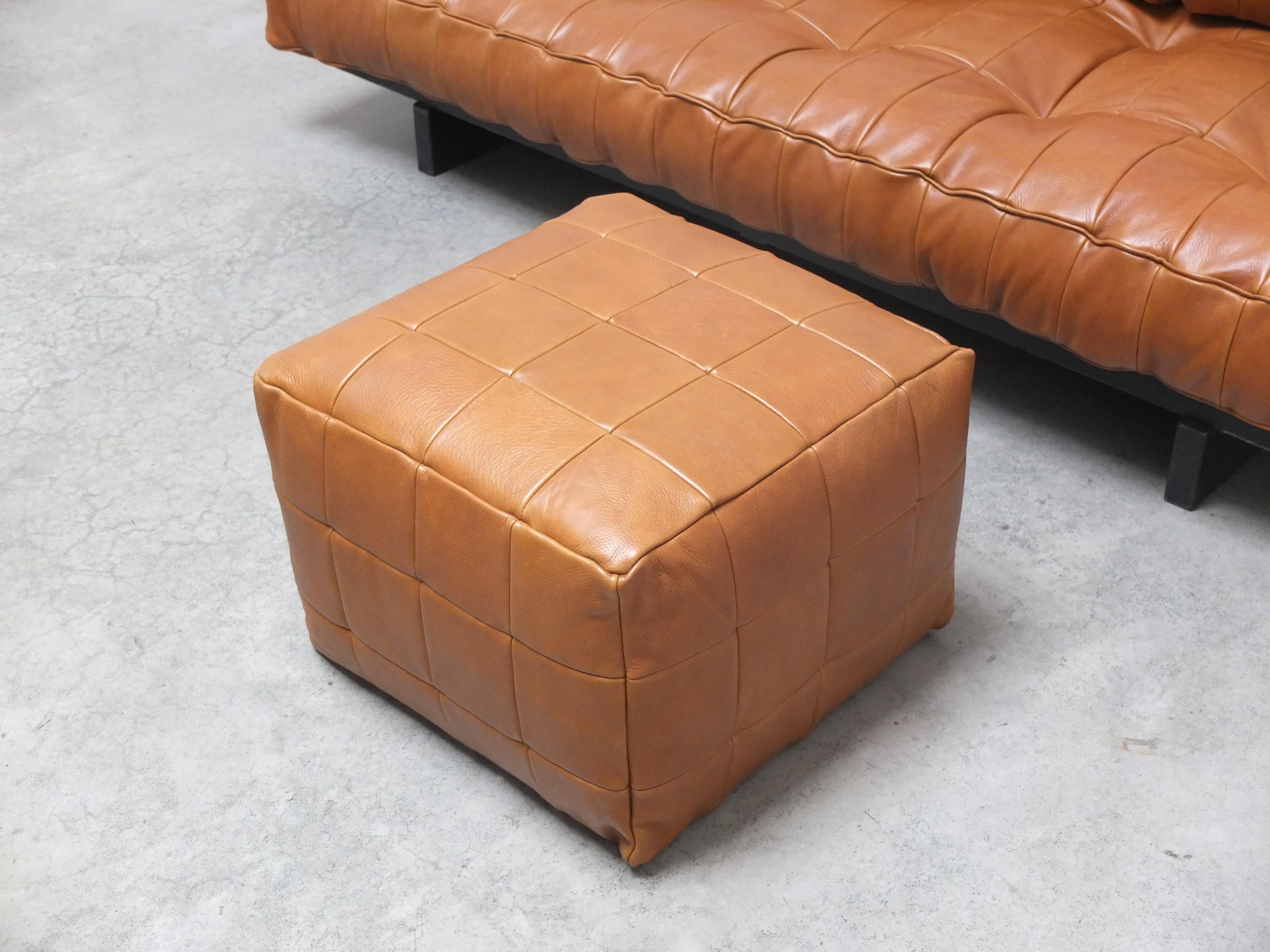 De Sede 'DS80' Patchwork-Leder-Sofa-Tagesbett mit passendem Hocker, 1970er Jahre 4