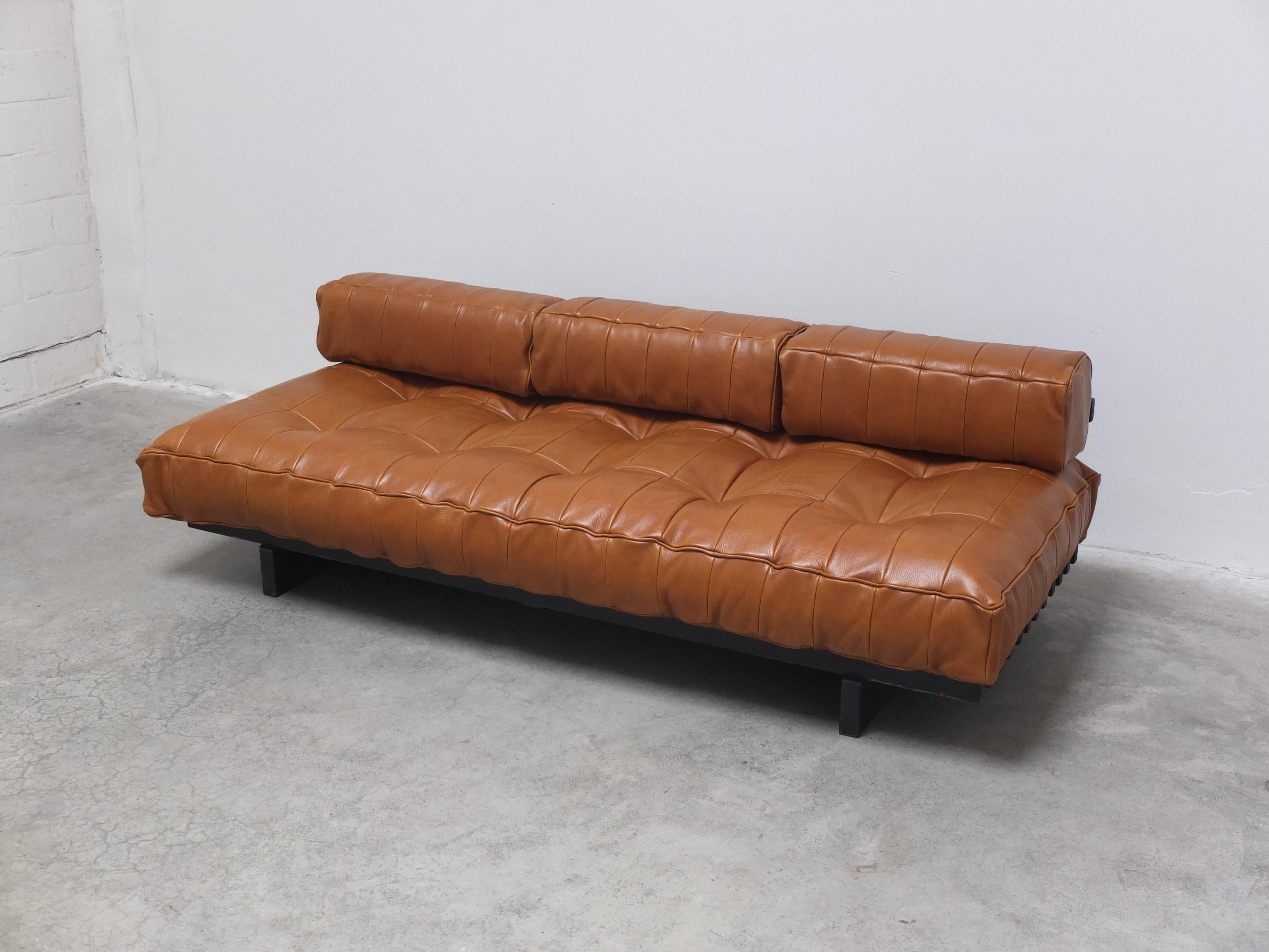 De Sede 'DS80' Patchwork-Leder-Sofa-Tagesbett mit passendem Hocker, 1970er Jahre (Schweizerisch)