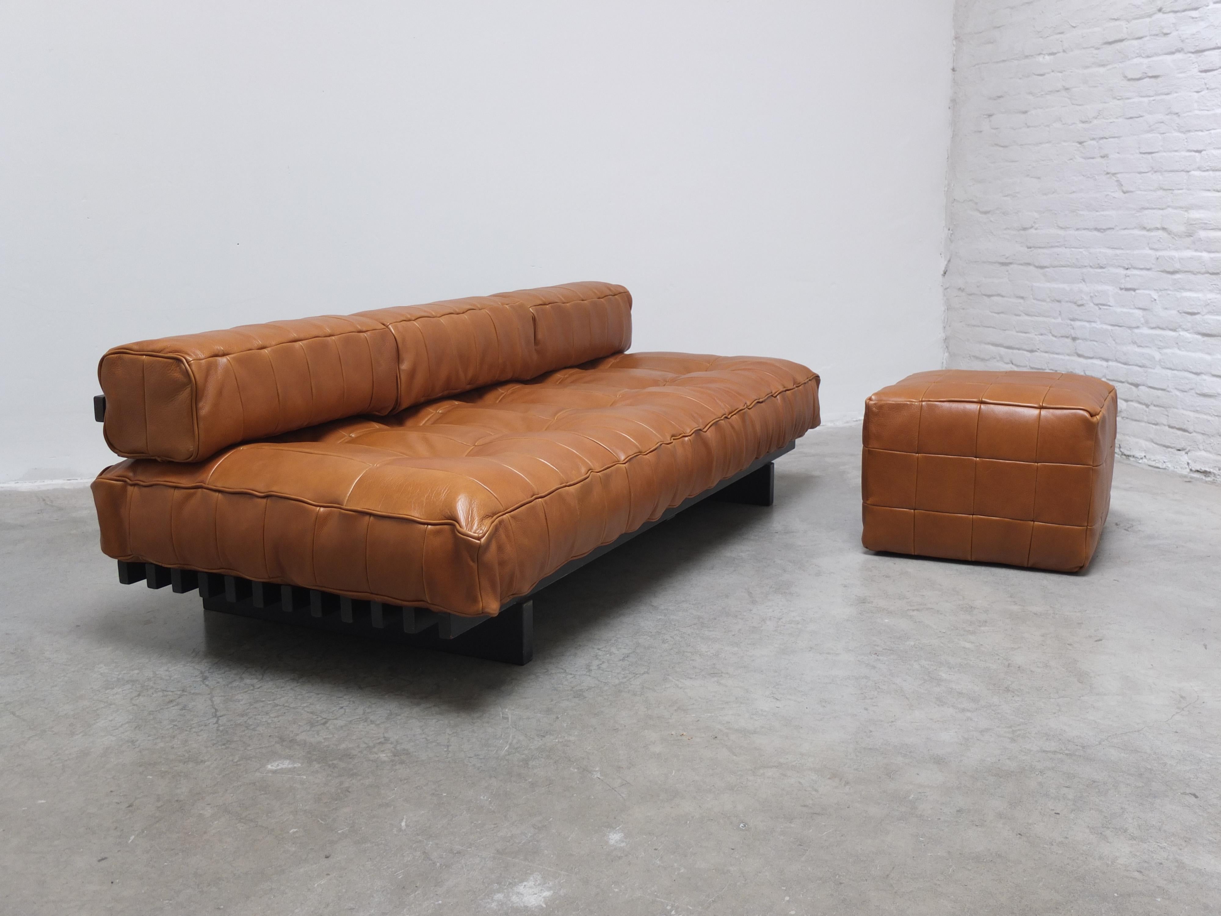 De Sede 'DS80' Patchwork-Leder-Sofa-Tagesbett mit passendem Hocker, 1970er Jahre (20. Jahrhundert)