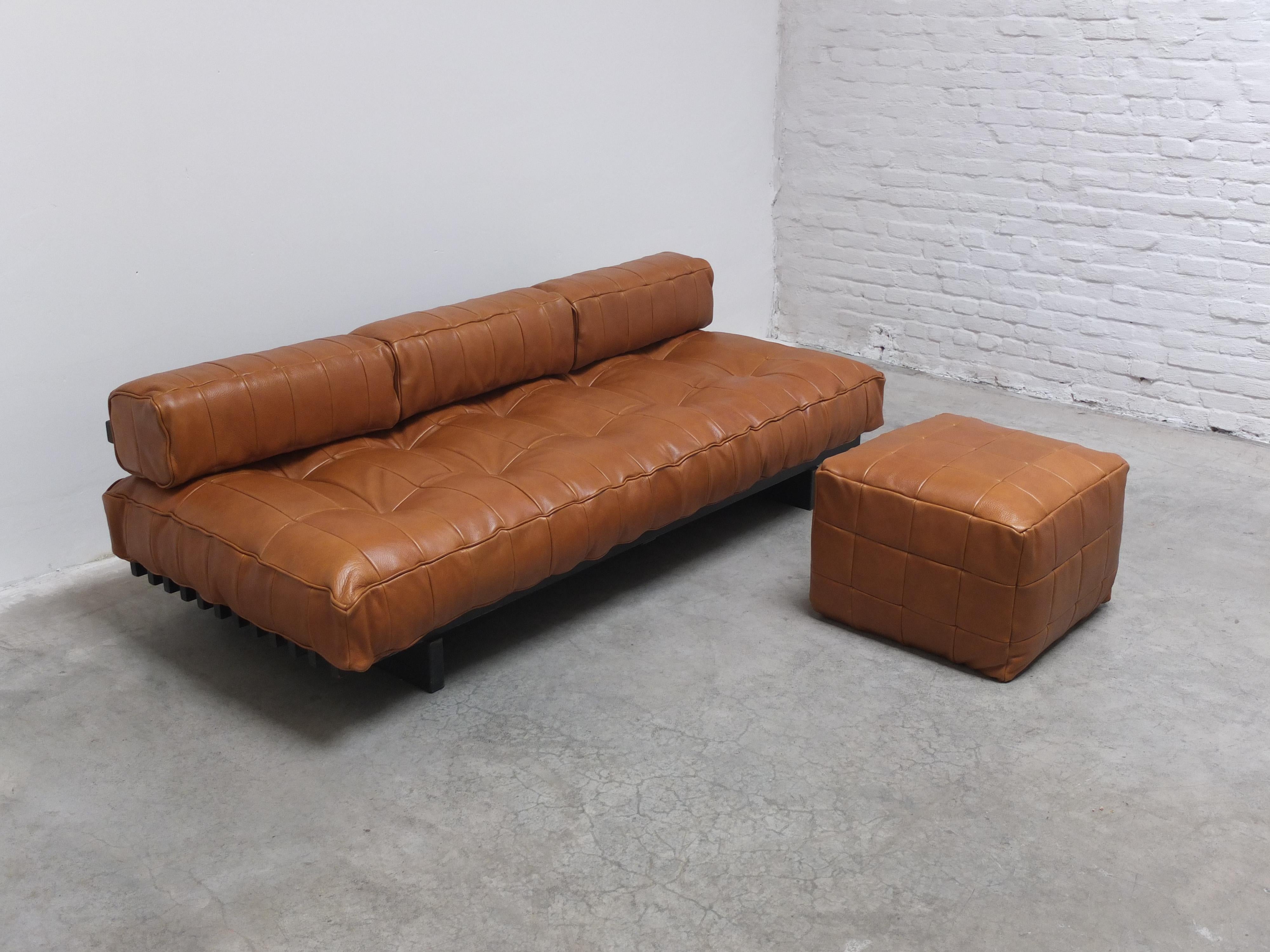 De Sede 'DS80' Patchwork-Leder-Sofa-Tagesbett mit passendem Hocker, 1970er Jahre 2