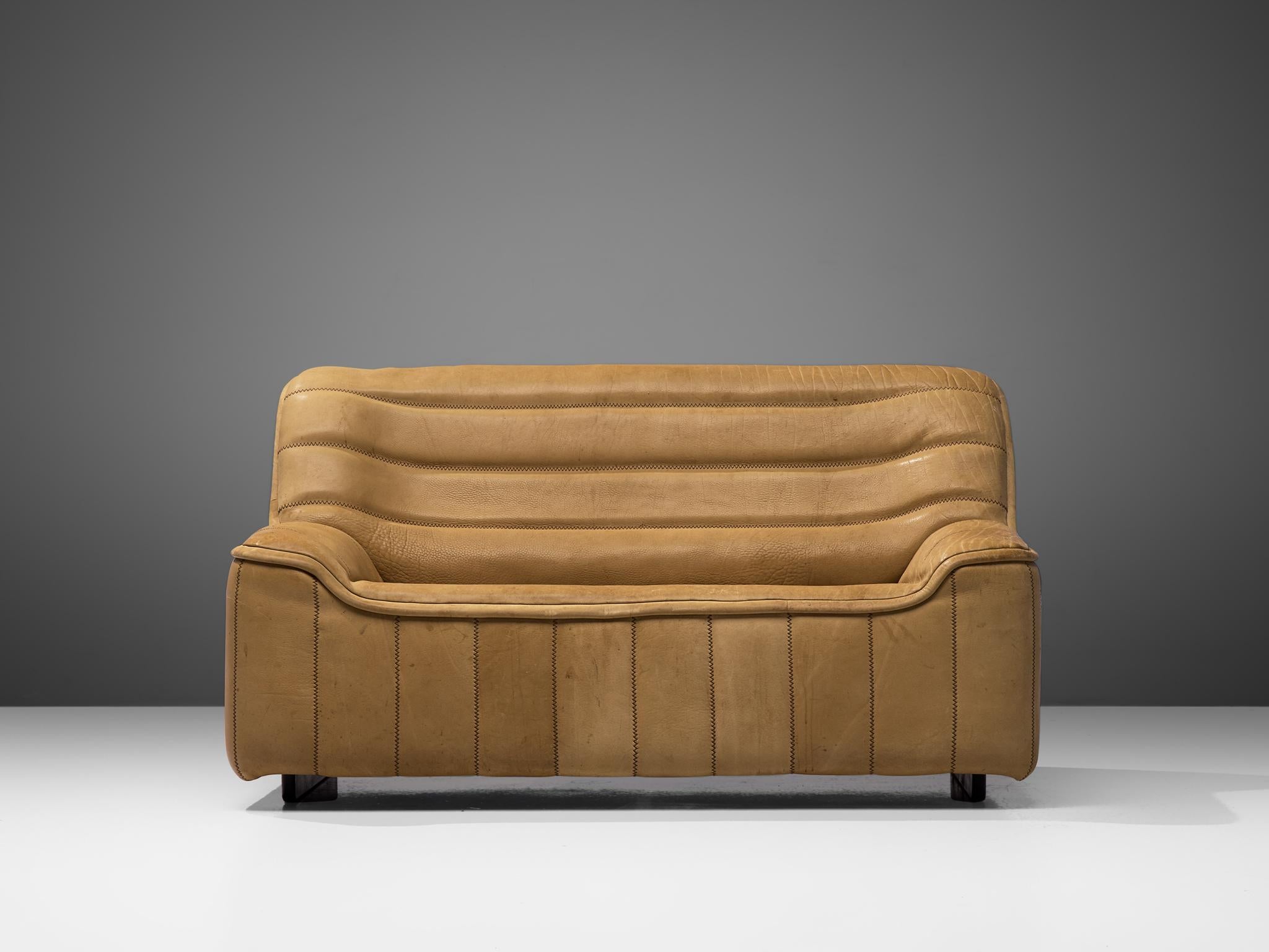 De Sede, 'DS84' sofa, leather, Switzerland, 1970s

Highly comfortable DS84 sofa in light beige buffalo leather by De Sede. The design is simplistic, yet very modern. This model features a solid base with a bulky seat and a high back. The armrests