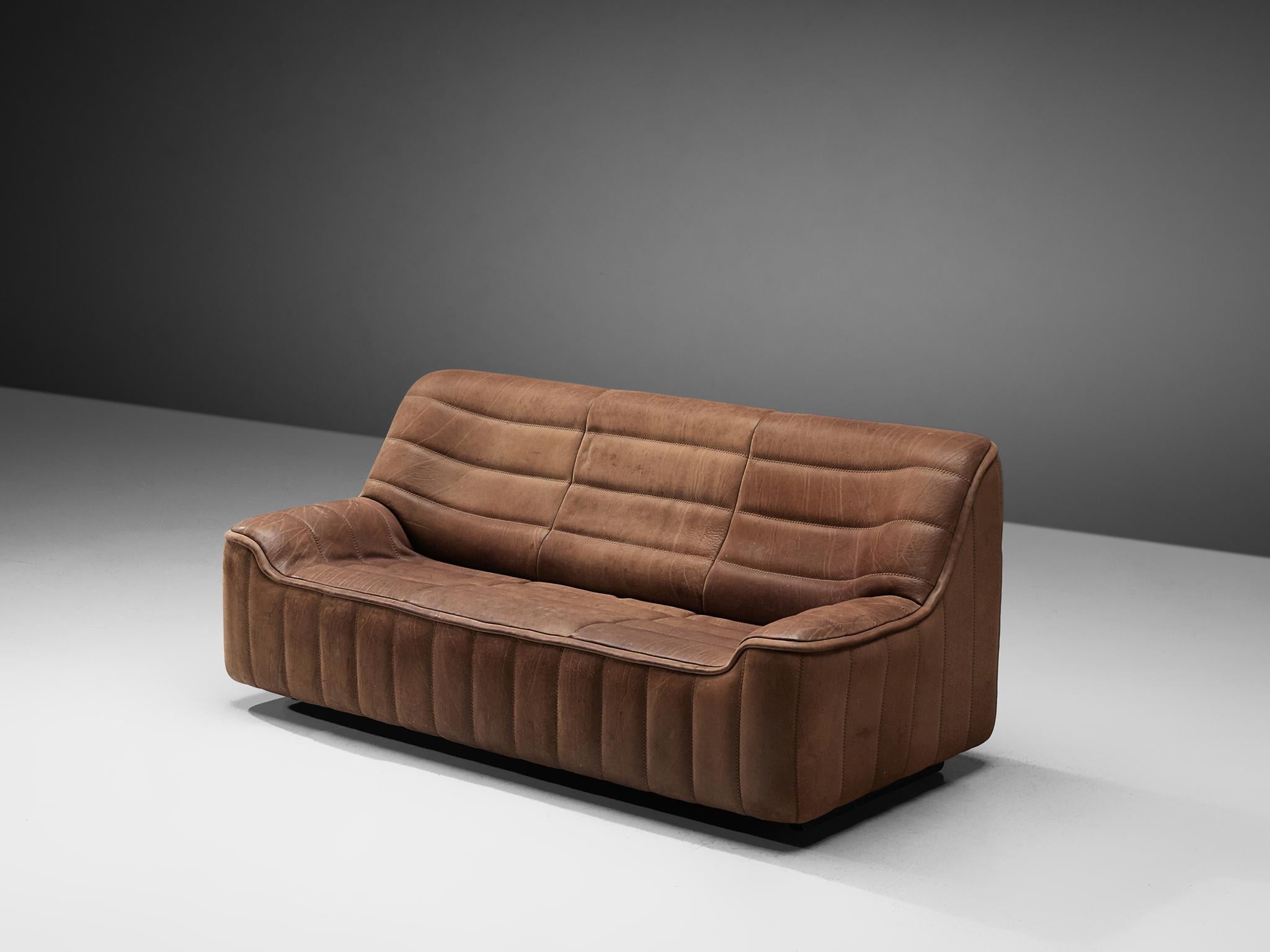 De Sede, 'DS84' sofa, leather, Switzerland, 1970s.

Highly comfortable DS84 settee in brown leather by De Sede. The design is simplistic, yet very modern. This model features a solid base with a bulky seat and a high back. The armrests flow over