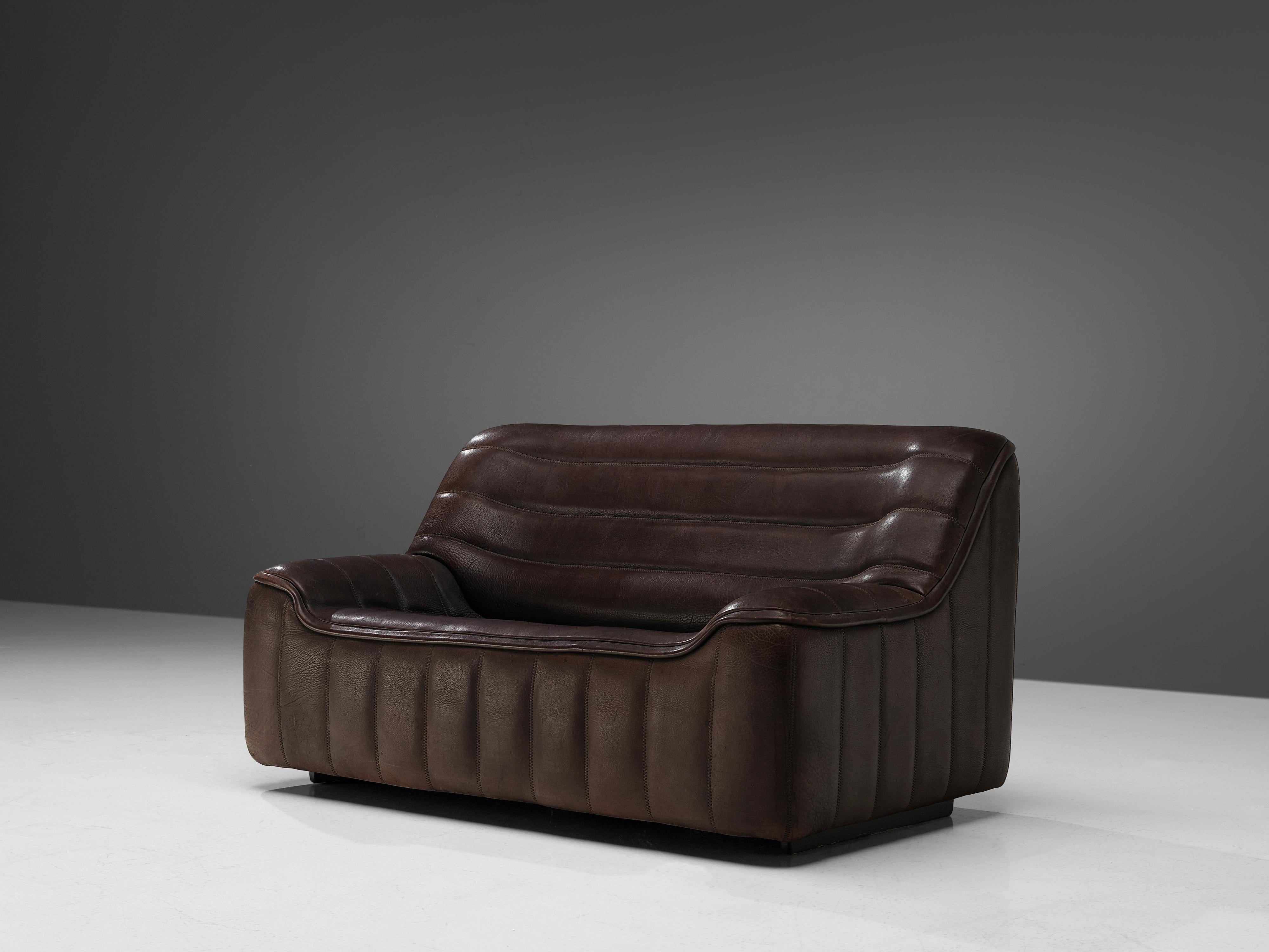 De Sede, 'DS84' sofa, leather, Switzerland, 1970s

Highly comfortable DS84 settee in dark brown leather by DeSede. The design is simplistic, yet very modern. This model features a solid base with a bulky seat and a high back. The armrests flow