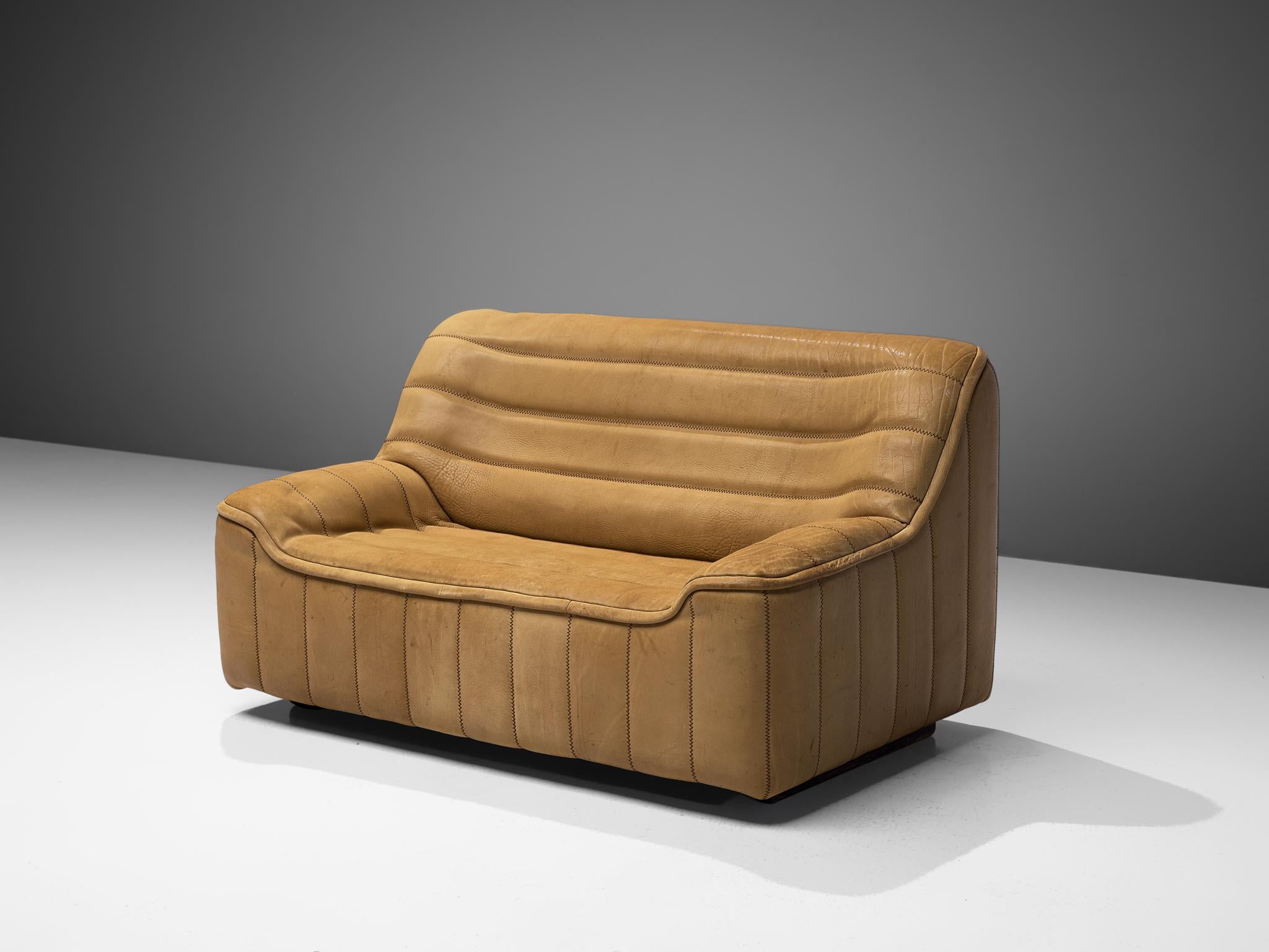 De Sede, 'DS84' Sofa, Leder, Schweiz, 1970er Jahre

Sehr bequemes Sofa 'DS84' in hellbeigem Büffelleder von DeSede. Dieses Modell verfügt über ein solides Gestell mit einem massiven Sitz und einer hohen Rückenlehne. Die Armlehnen gehen in den Sitz