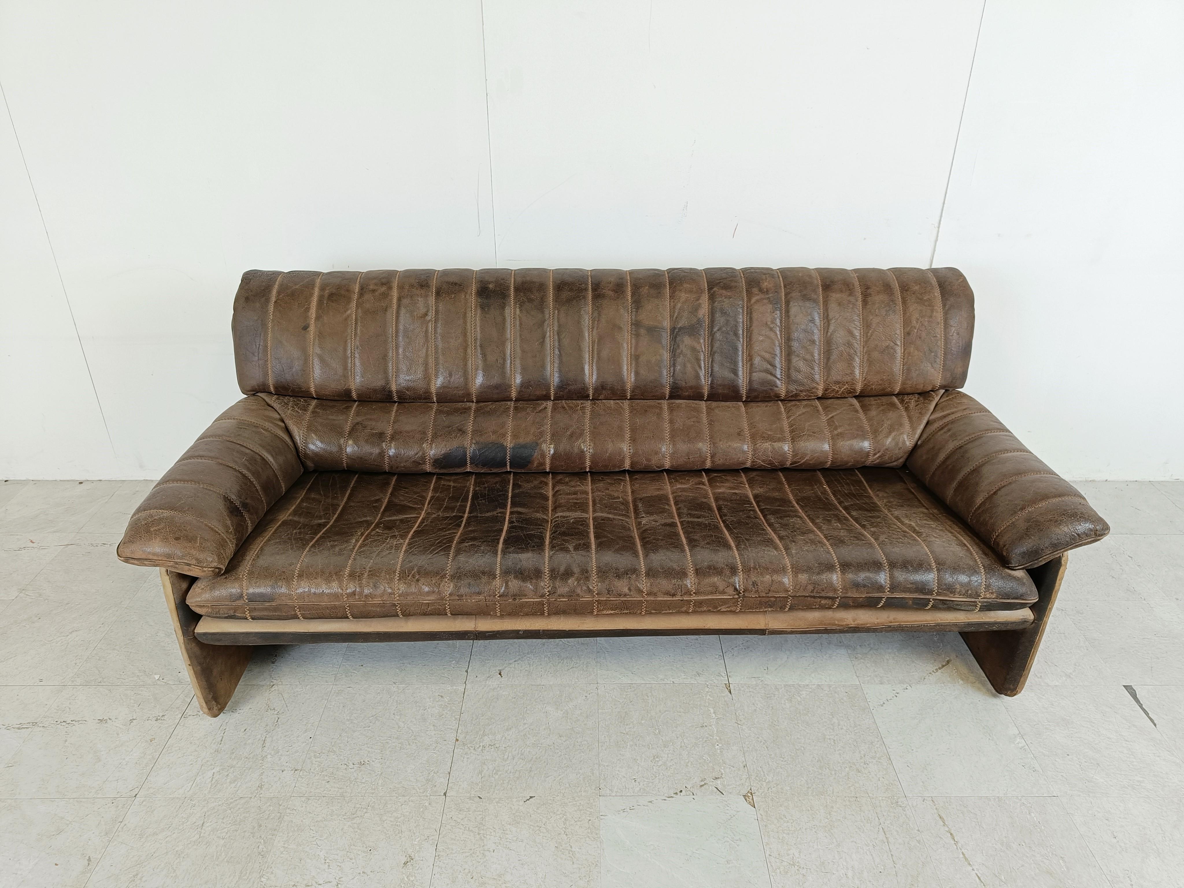 Beautiful dark brown leather sofa model DS86 designed and produced by De Sede.

Good condition with good looking patina. 

Very comfortable. 

1970s - Switzerland

Dimensions:

Height: 80cm/31.49
