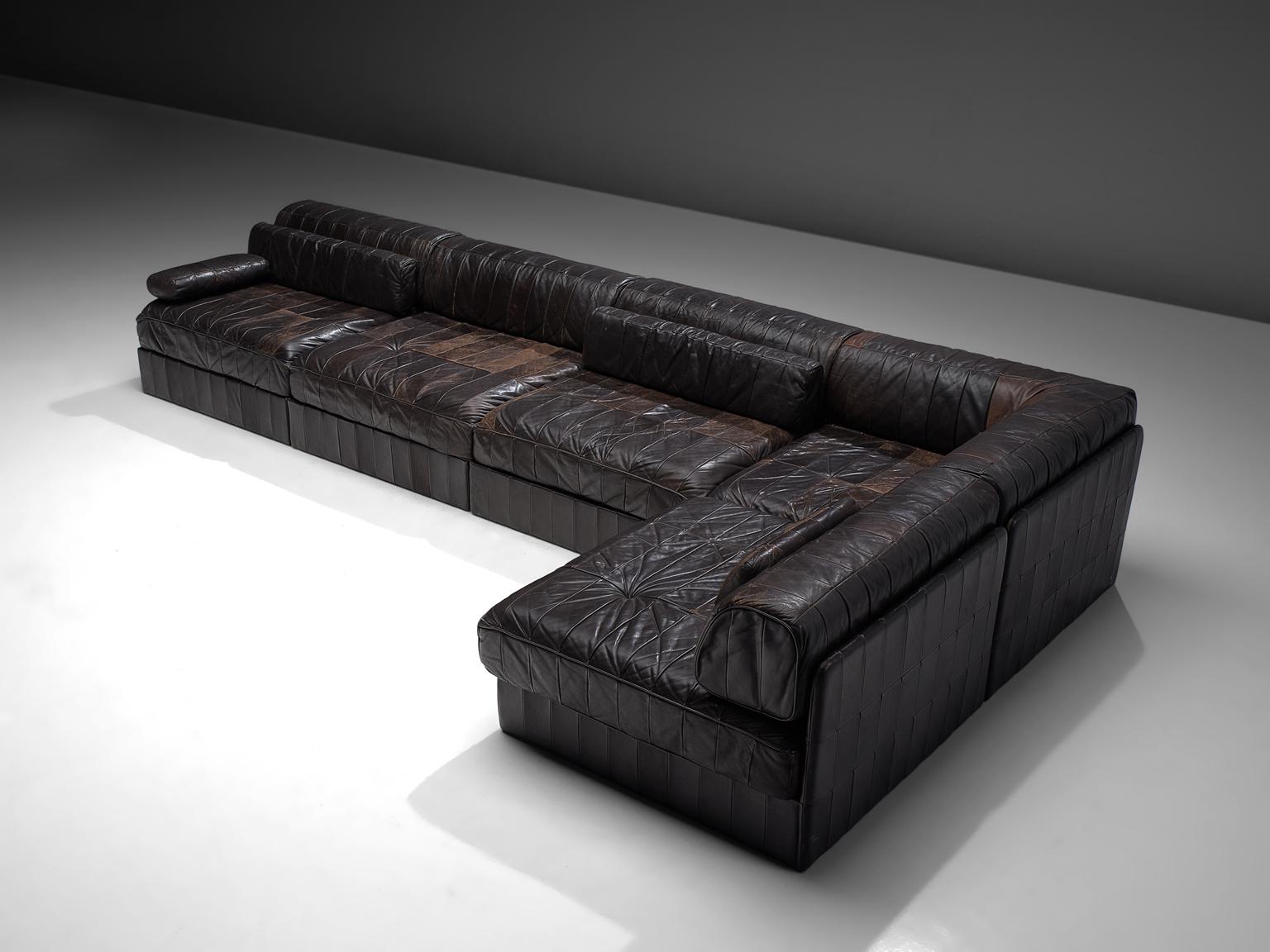 De Sede, sofa, DS 88, dark brown patinated leather, 1970s. 

This comfortable leather sofa is manufactured by De Sede in Switzerland. Sectional sofa by the Swiss quality manufacturer De Sede. This sofa consists of five elements. The cushions are