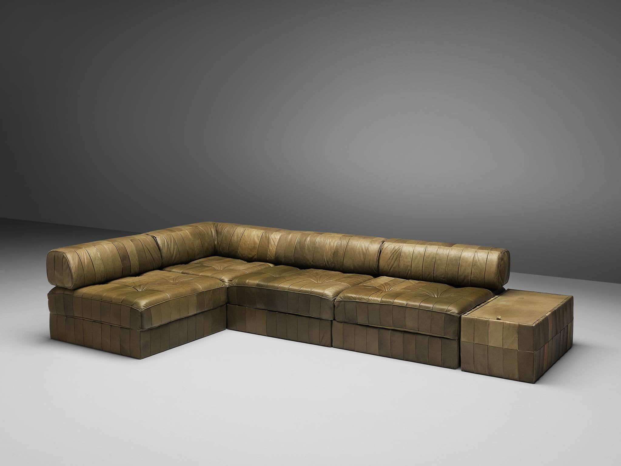 De Sede, Sofa, DS 88, patiniertes grünes Leder, 1970er Jahre

Dieses bequeme Ledersofa wird vom Qualitätshersteller De Sede in der Schweiz hergestellt. De Sede ist bekannt für seine Handwerkskunst, sein hochwertiges Leder und seine einzigartige