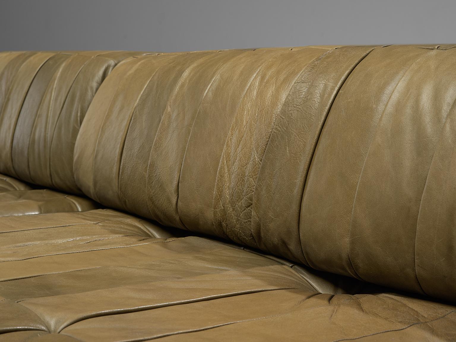De Sede 'DS88' Sectional Sofa in Olive Green Leather In Good Condition In Waalwijk, NL