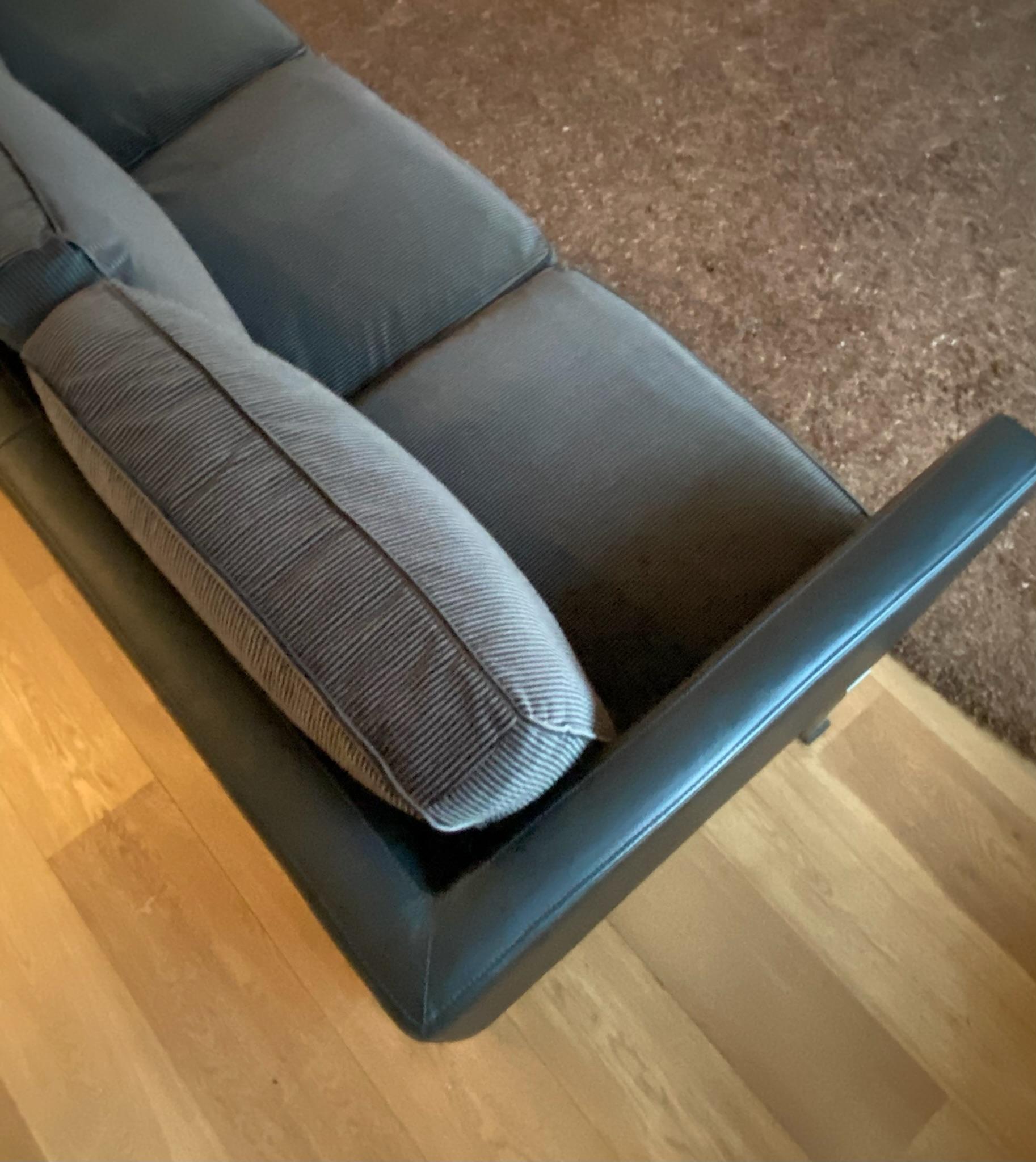 De Sede exclusive Black and Grey Sofa in Leather and Fabric For Sale 4