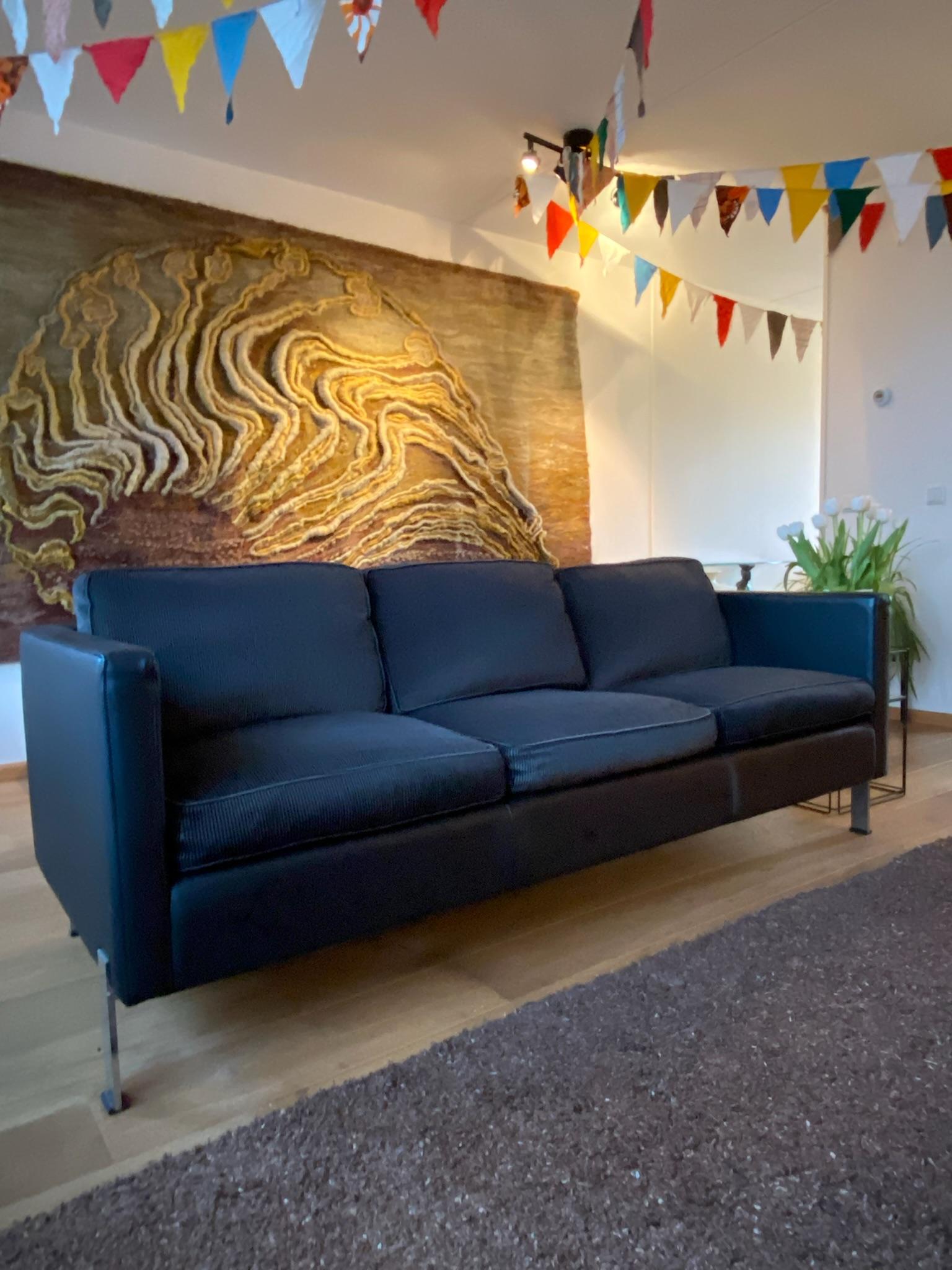 Seltenes und exklusives 3-Sitzer-Sofa, Design von Robert Haussmann für De Sede Schweiz ca. 1970er-1980er Jahre.
Das Sofa hat ein schwarzes Ledergestell mit verchromten Beinen und einen Bezug aus schwarzem und grauem Stoff. Das Sofa befindet sich in